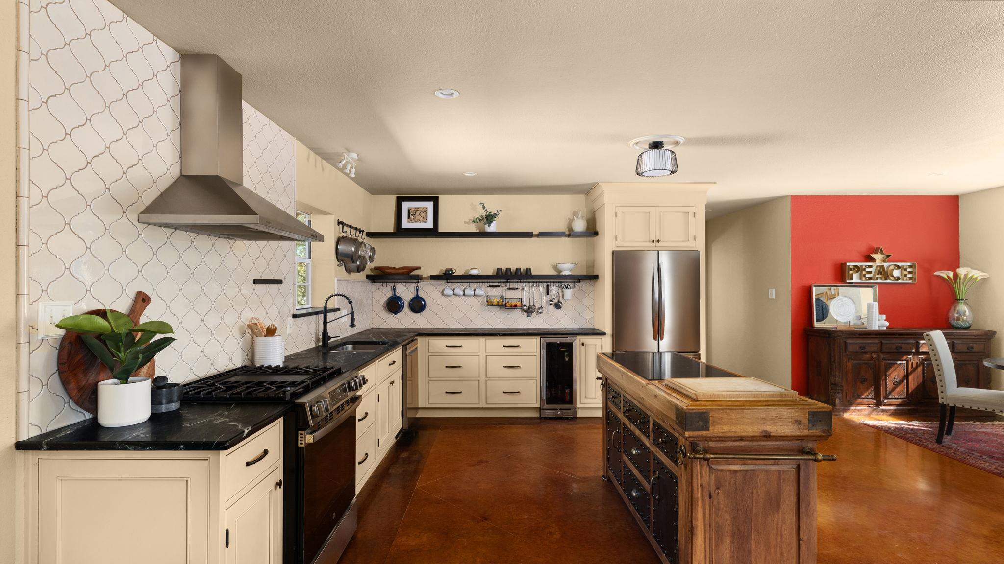 1010 Meadow Ridge Dr, Dripping Springs, TX 78620