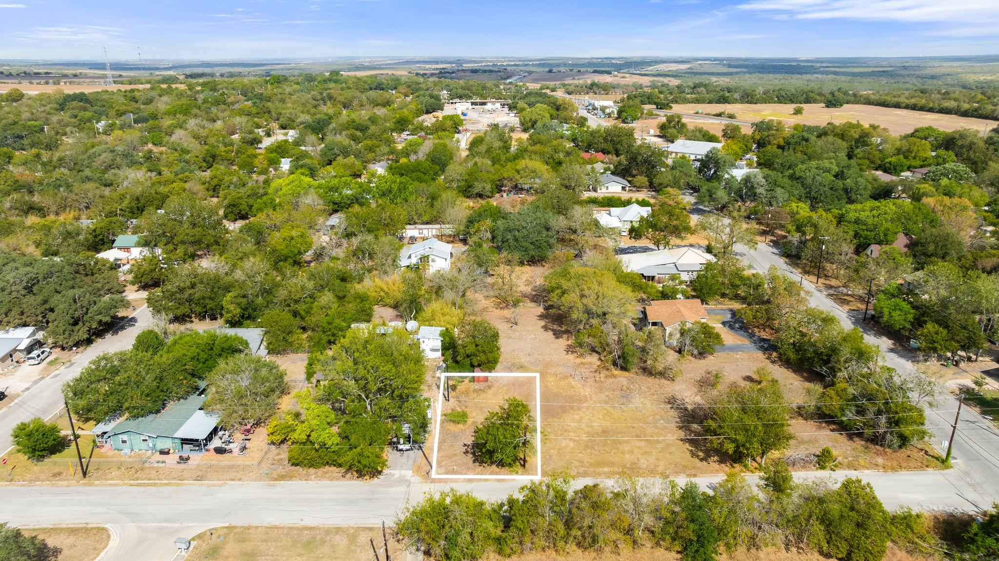 321 W Olive St, Lockhart, TX 78644