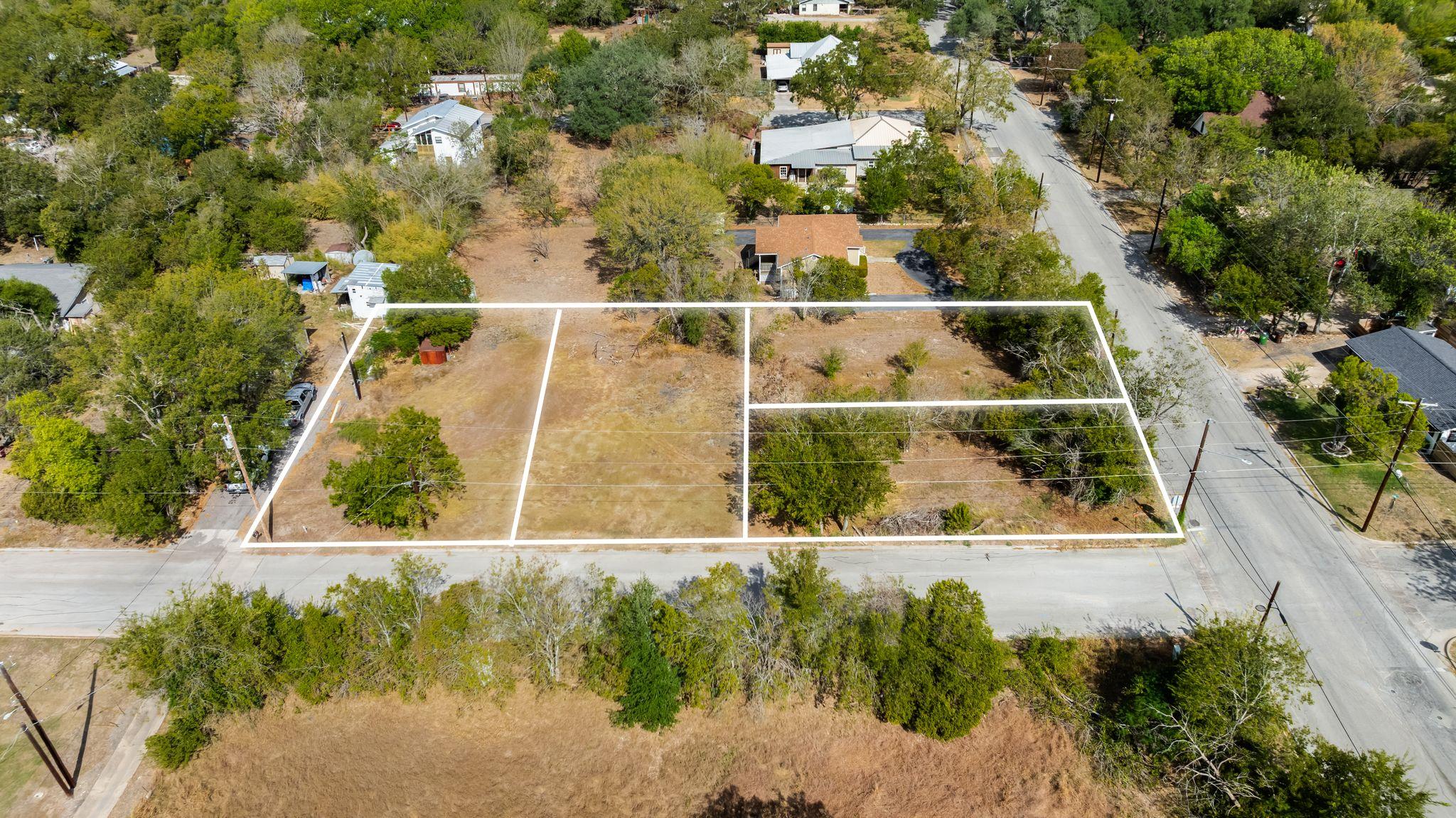 321 W Olive St, Lockhart, TX 78644