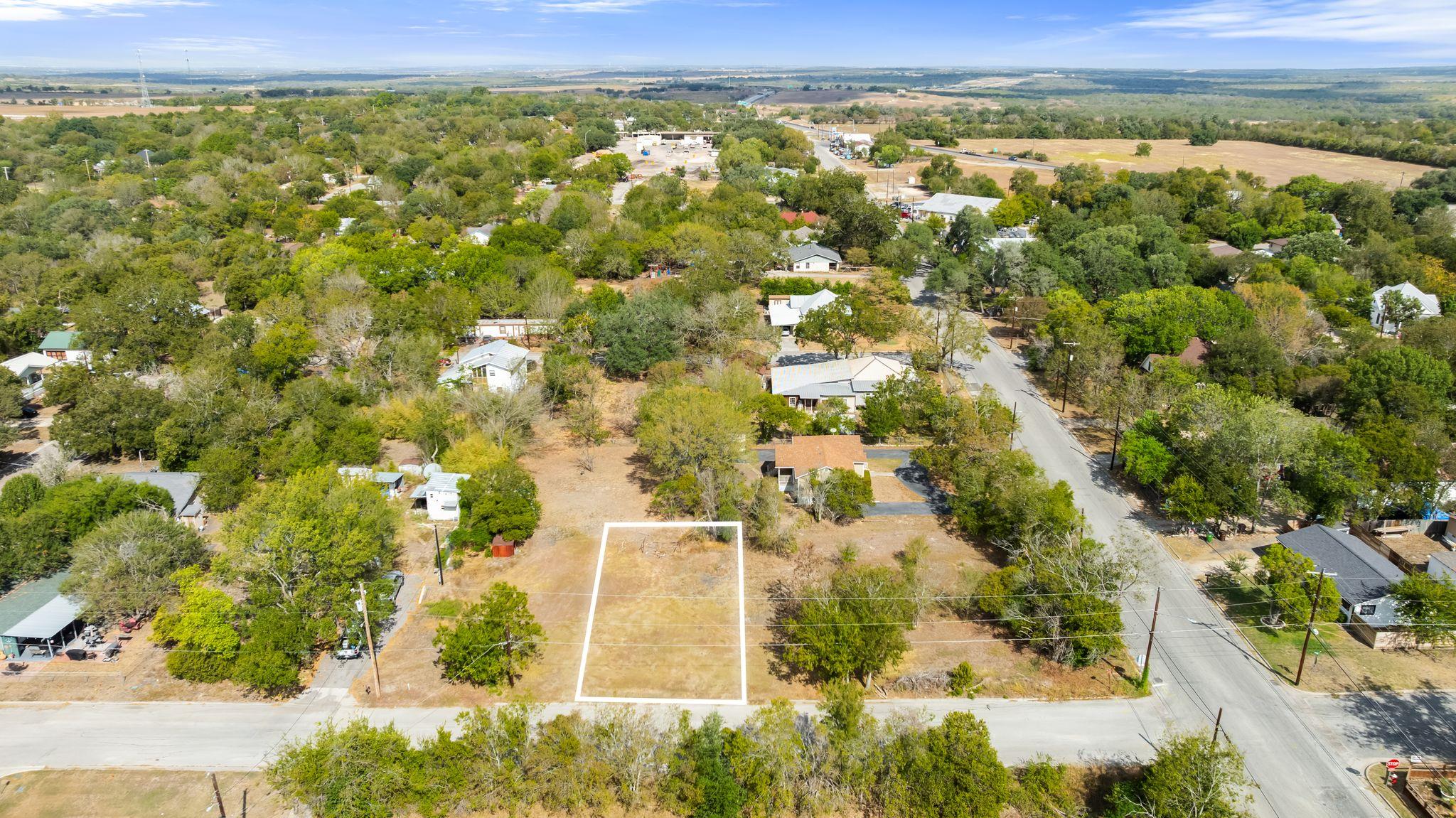 315 W Olive St, Lockhart, TX 78644