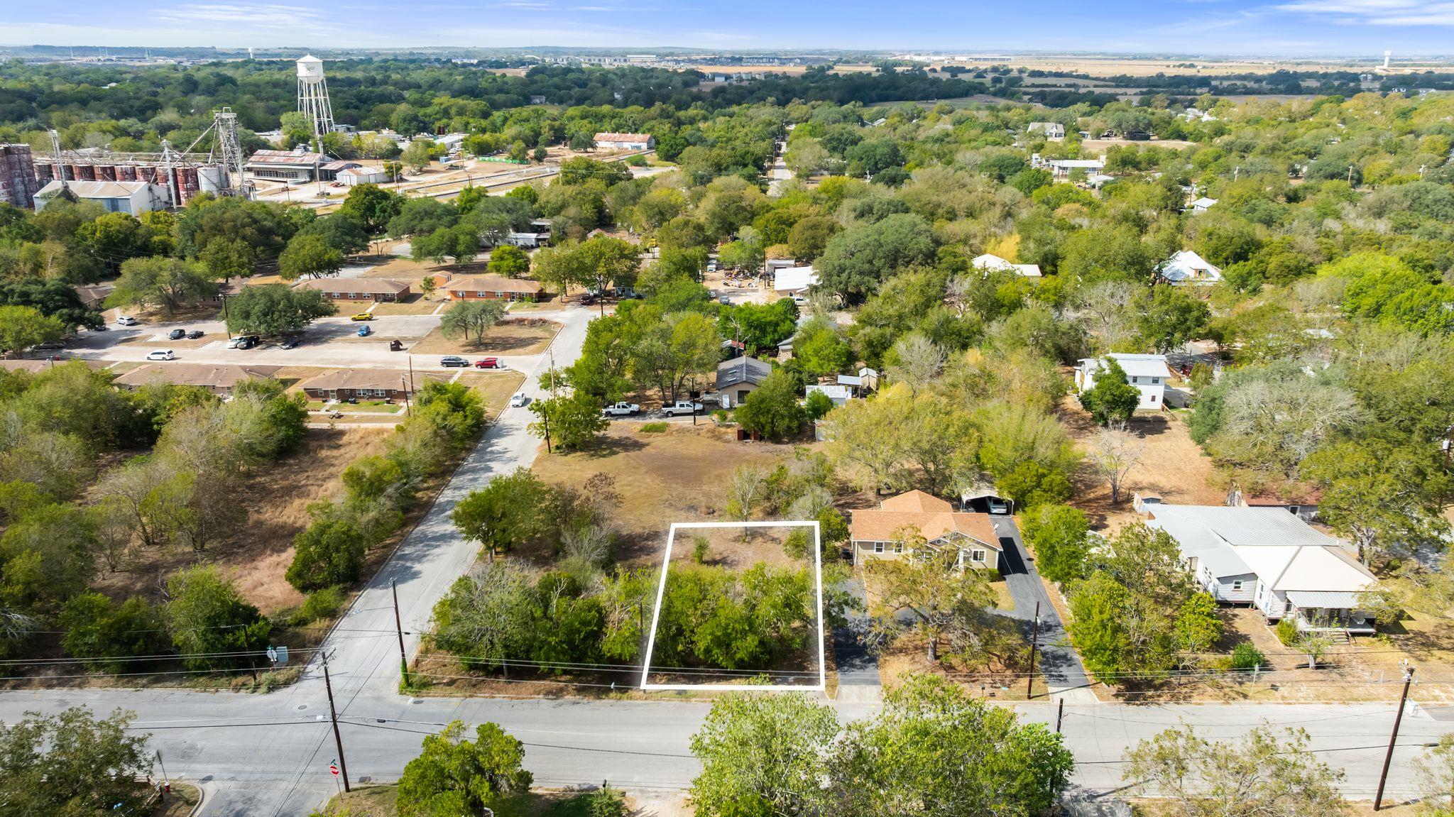 905 N Blanco St, Lockhart, TX 78644