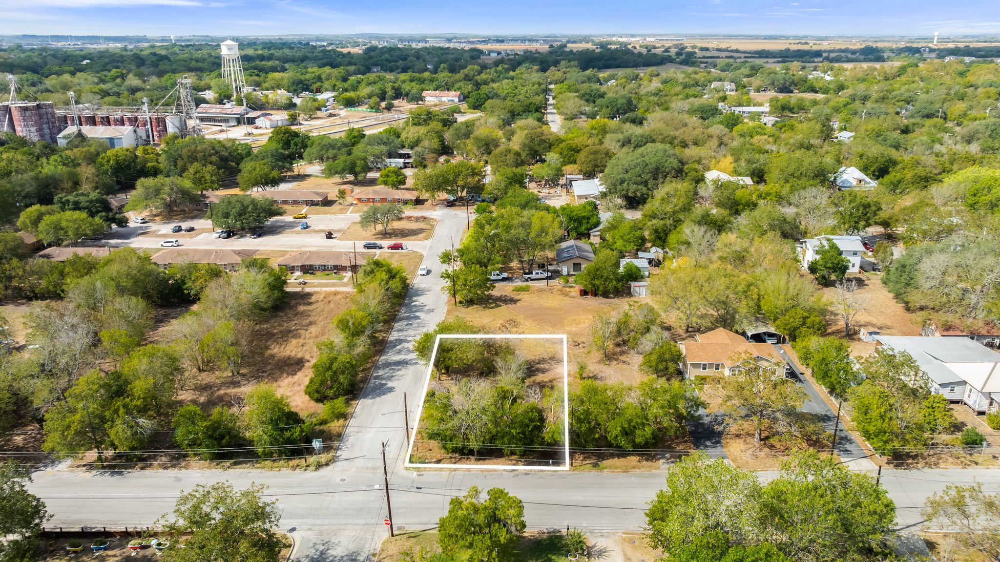 901 N Blanco St, Lockhart, TX 78644