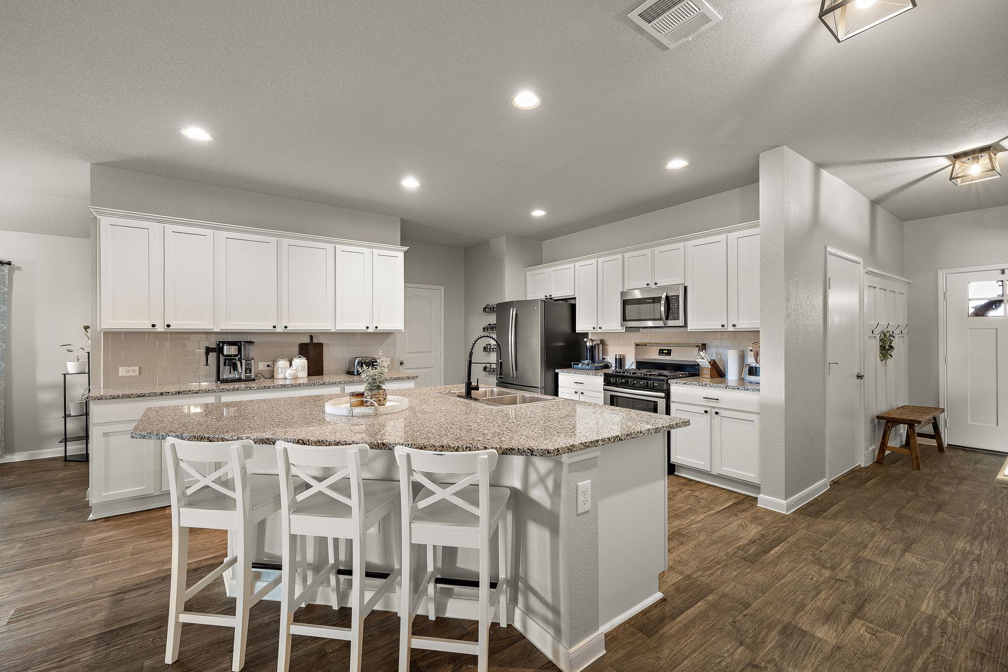 1006 Pembroke Ct, Hutto, TX 78634