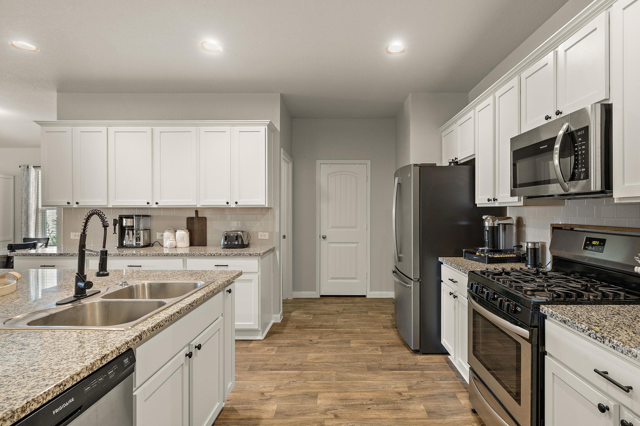 1006 Pembroke Ct, Hutto, TX 78634