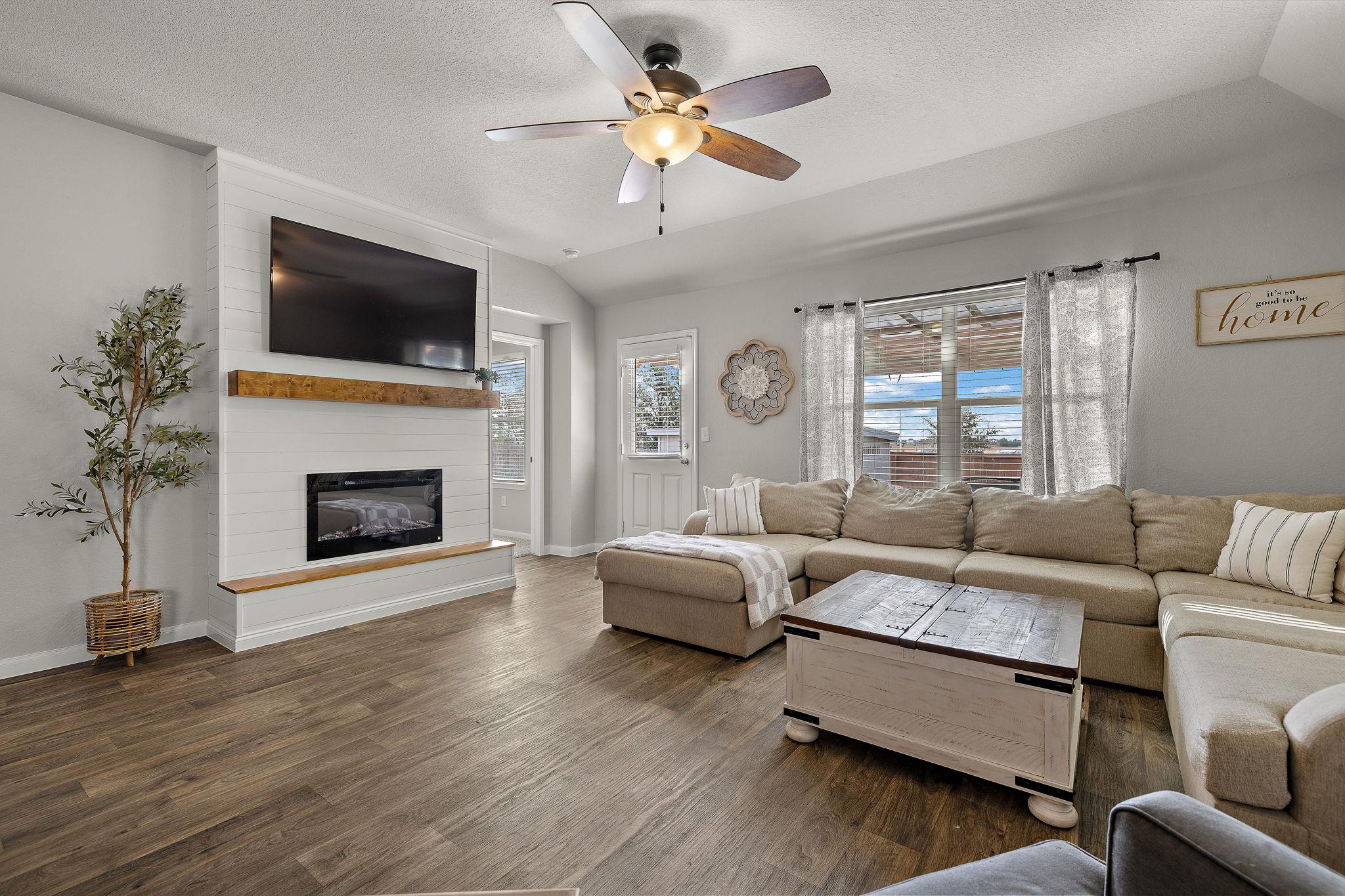 1006 Pembroke Ct, Hutto, TX 78634