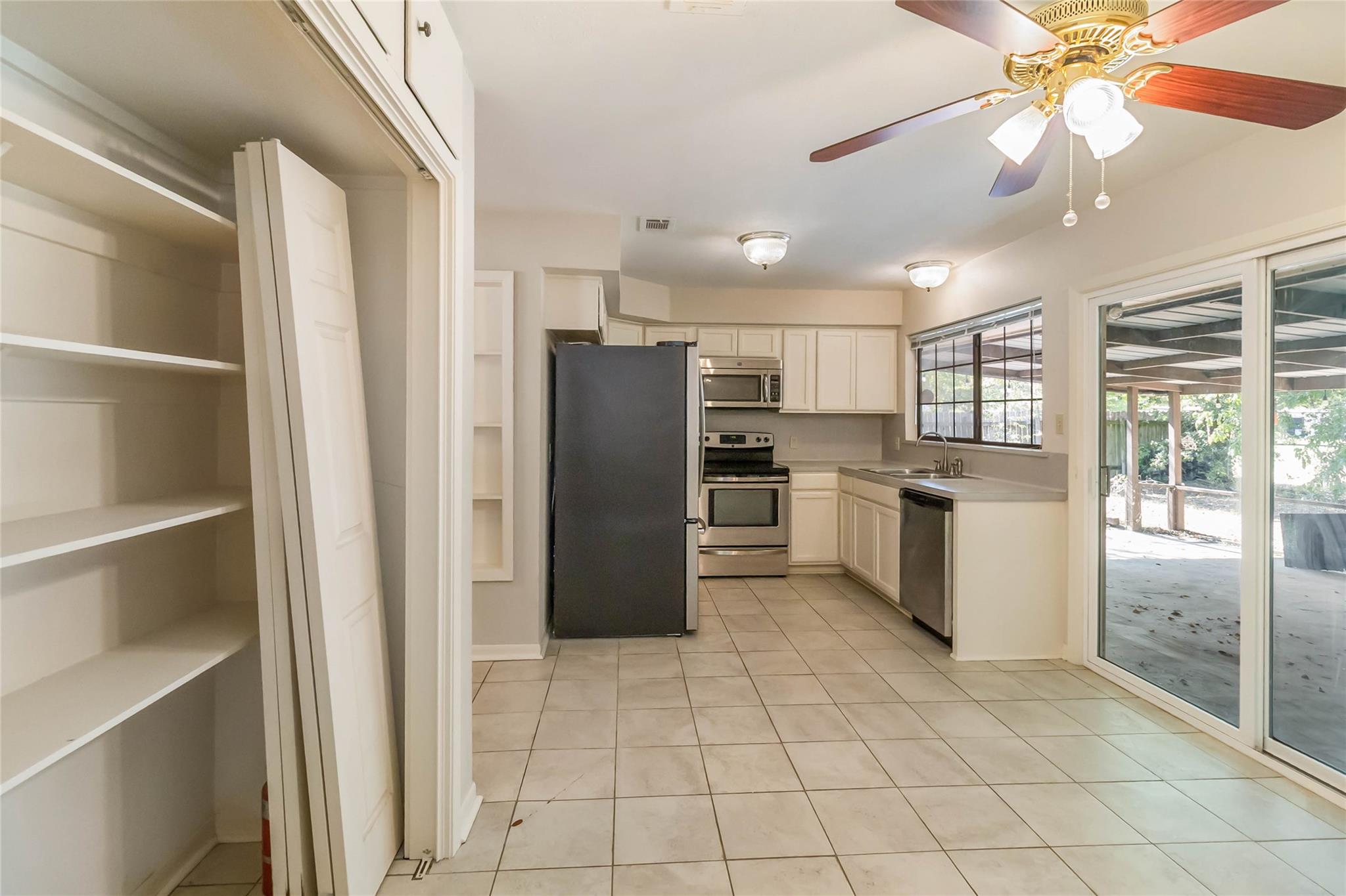 757 N Main St, La Grange, TX 78945