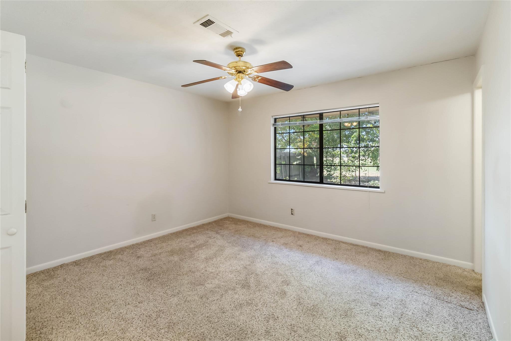 757 N Main St, La Grange, TX 78945