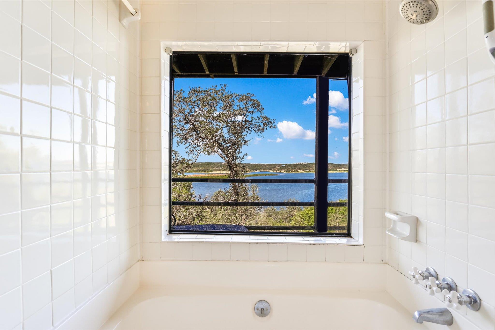 501 Coventry Rd, Spicewood, TX 78669