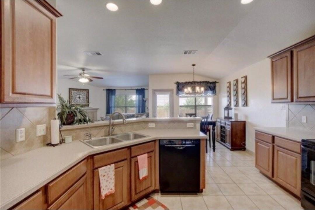 1112 Cockrill Ct, Hutto, TX 78634