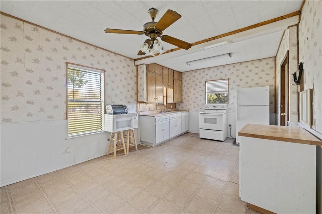 211 S 7th St, Jarrell, TX 76537