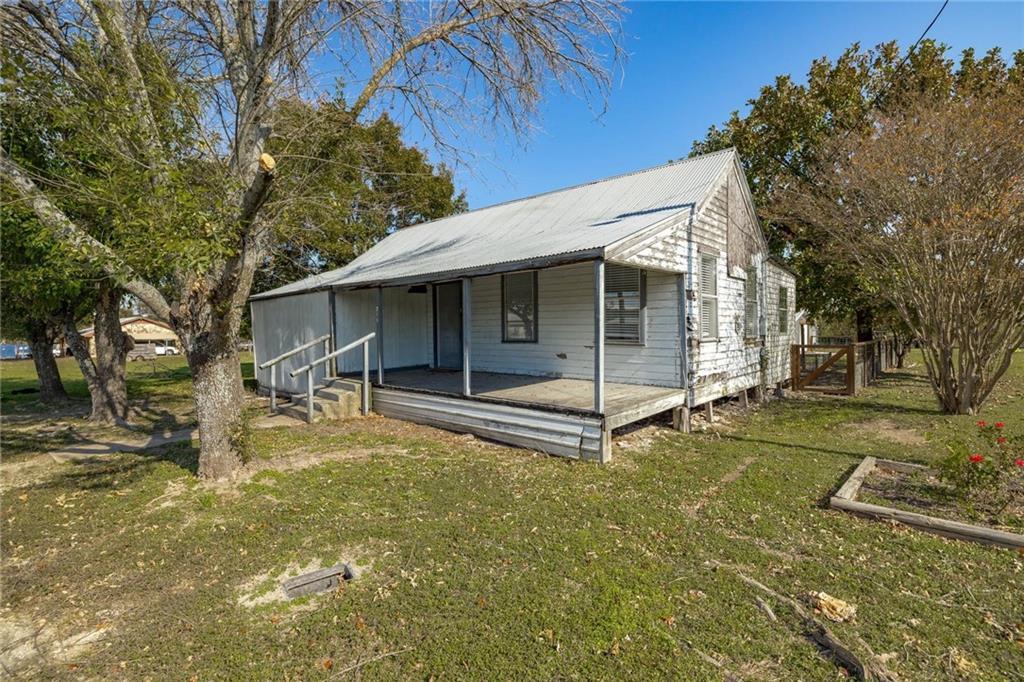 211 S 7th St, Jarrell, TX 76537