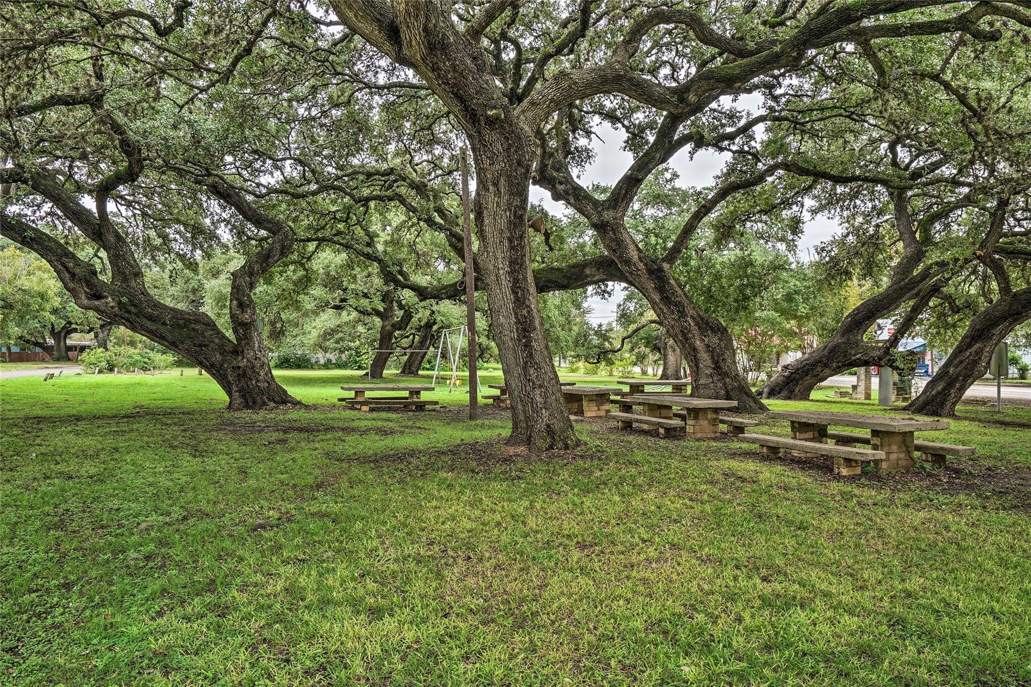 282 Park Ave, Staples, TX 78670