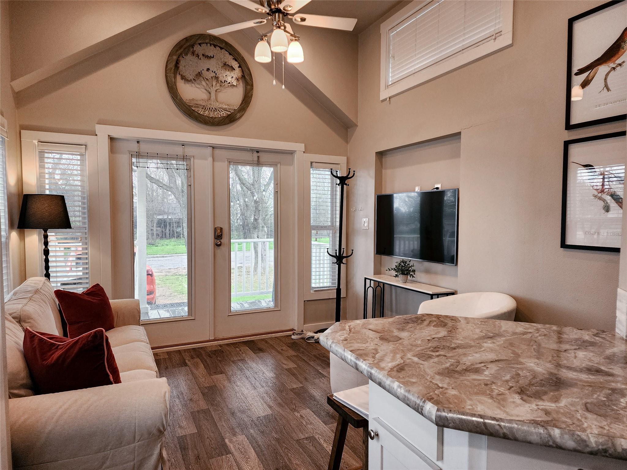 282 Park Ave, Staples, TX 78670