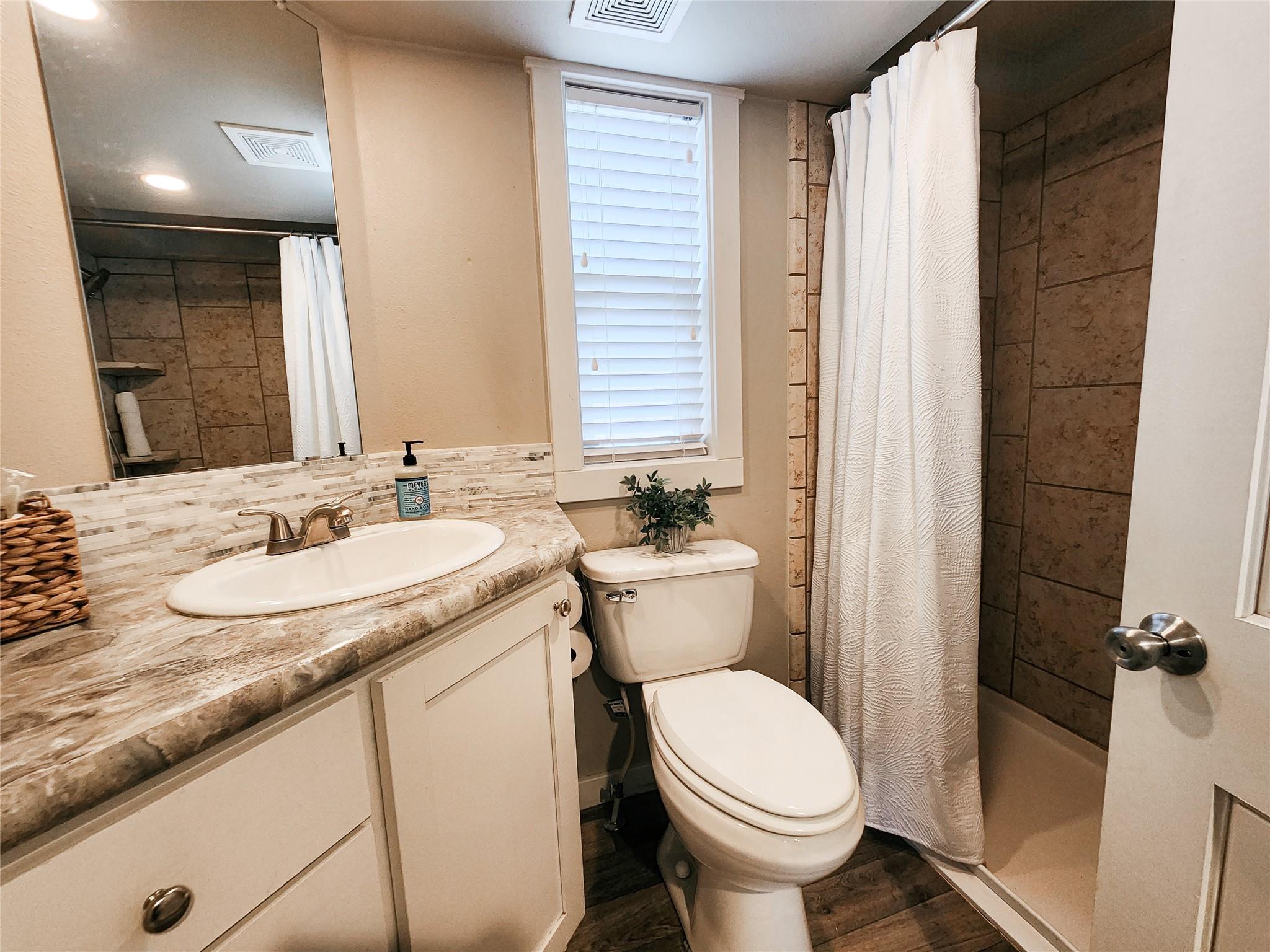 282 Park Ave, Staples, TX 78670