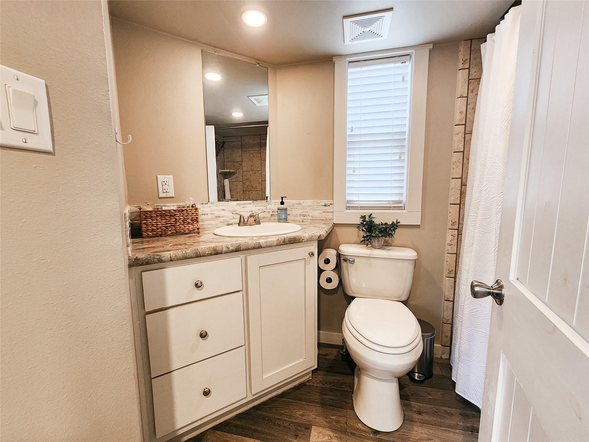 282 Park Ave, Staples, TX 78670