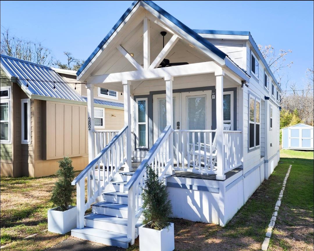 282 Park Ave, Staples, TX 78670