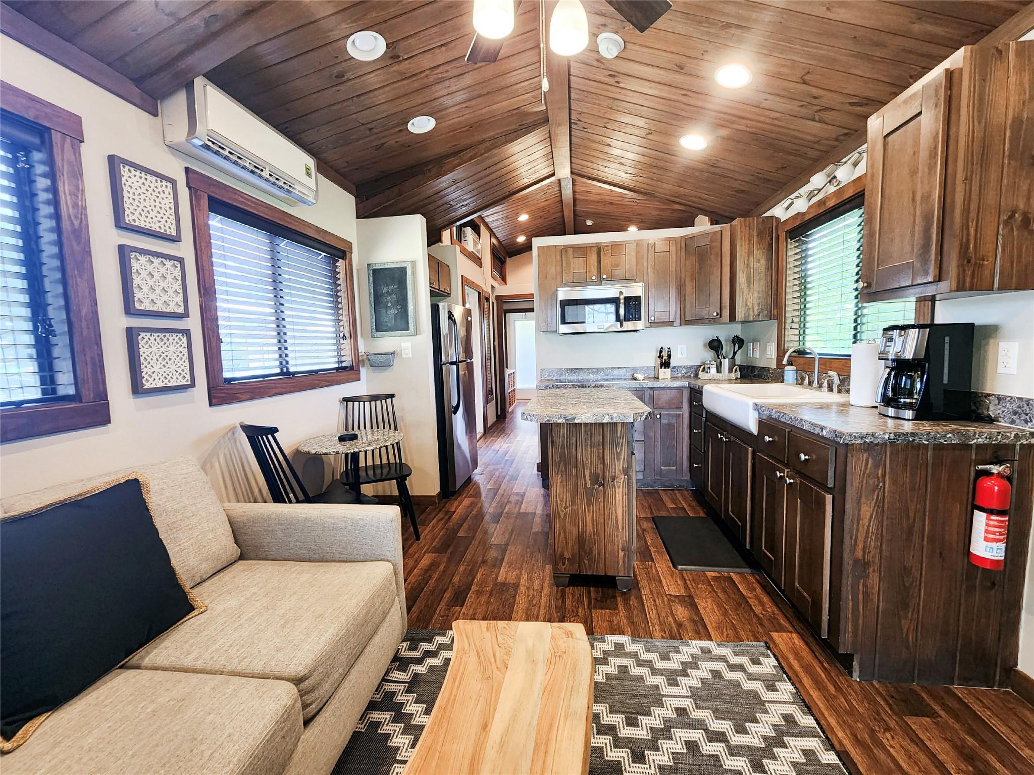 300 Park Ave, Staples, TX 78670