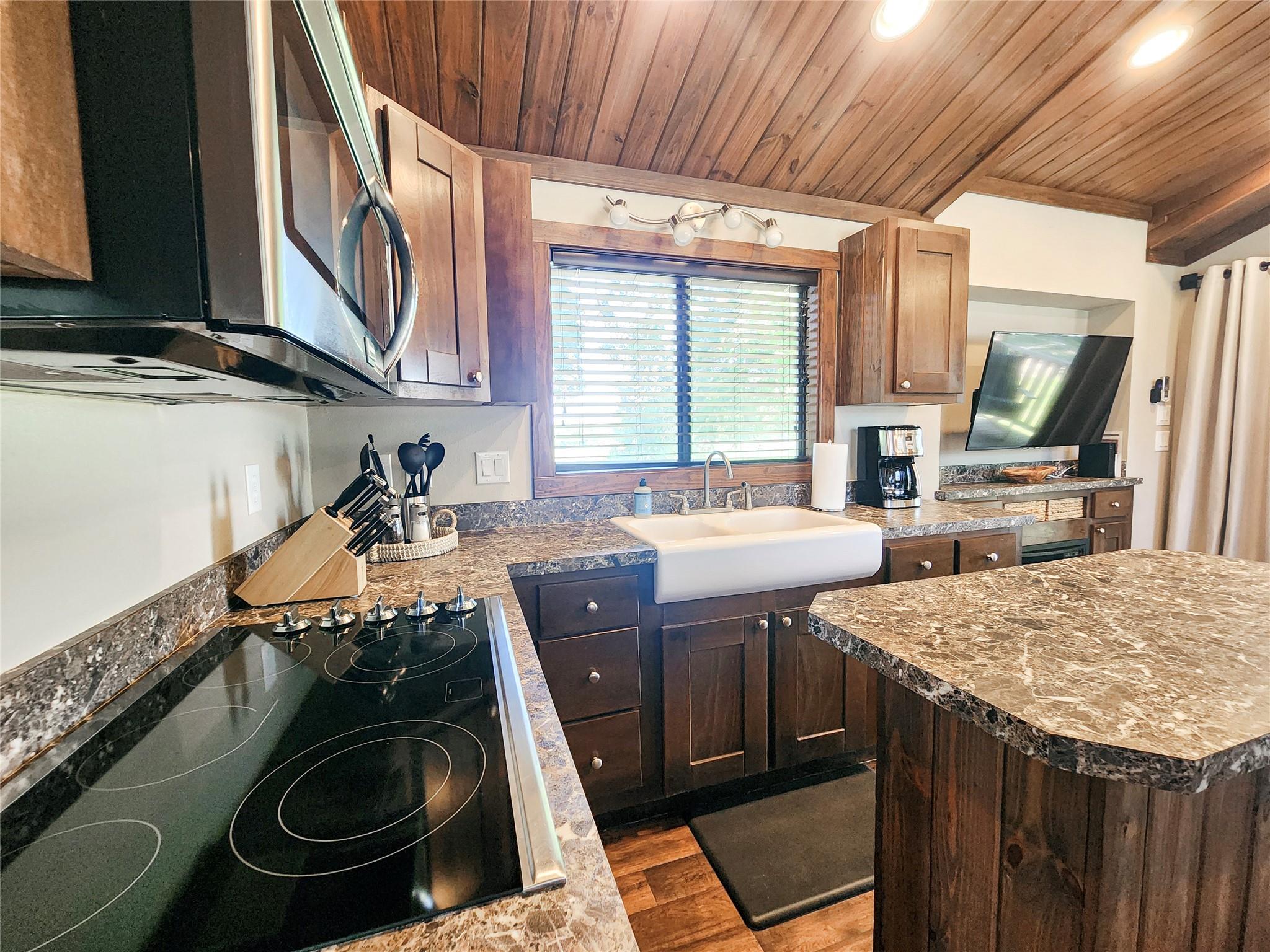 300 Park Ave, Staples, TX 78670