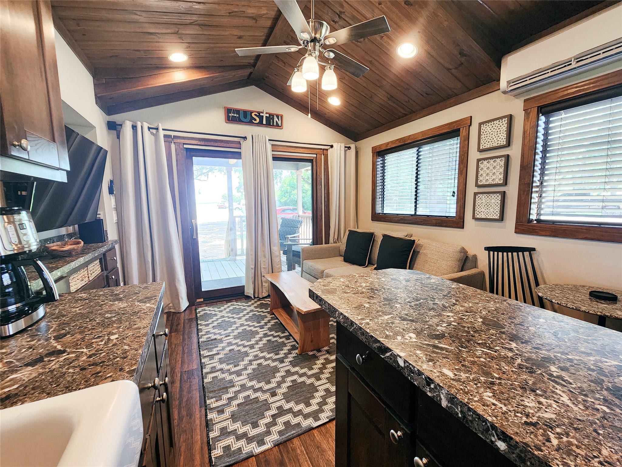 300 Park Ave, Staples, TX 78670