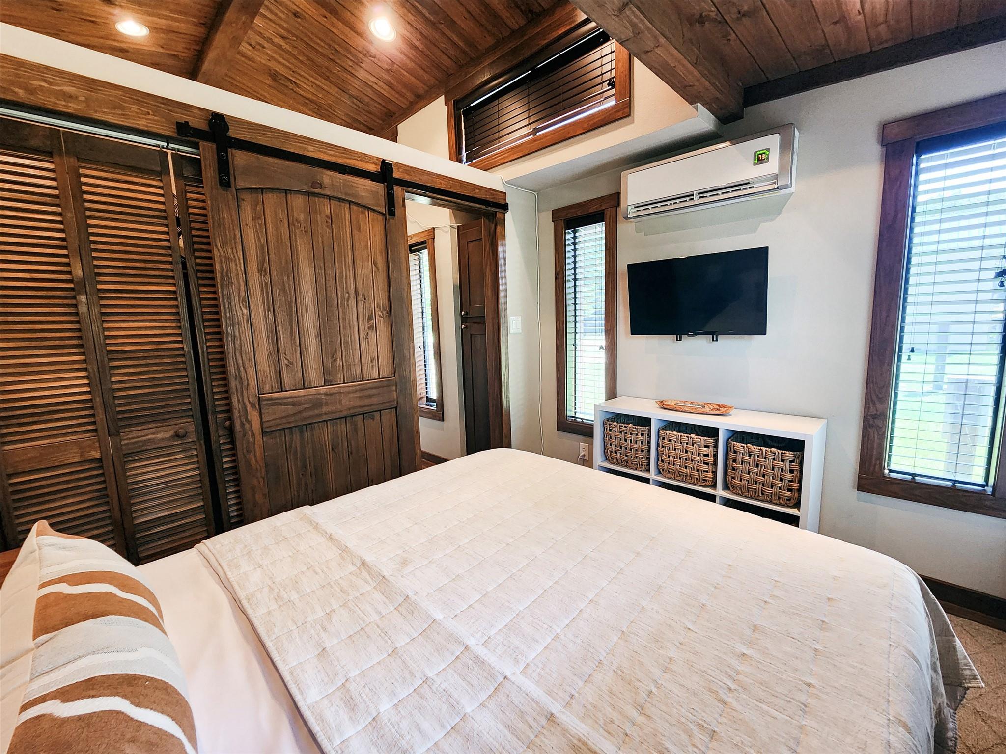 300 Park Ave, Staples, TX 78670