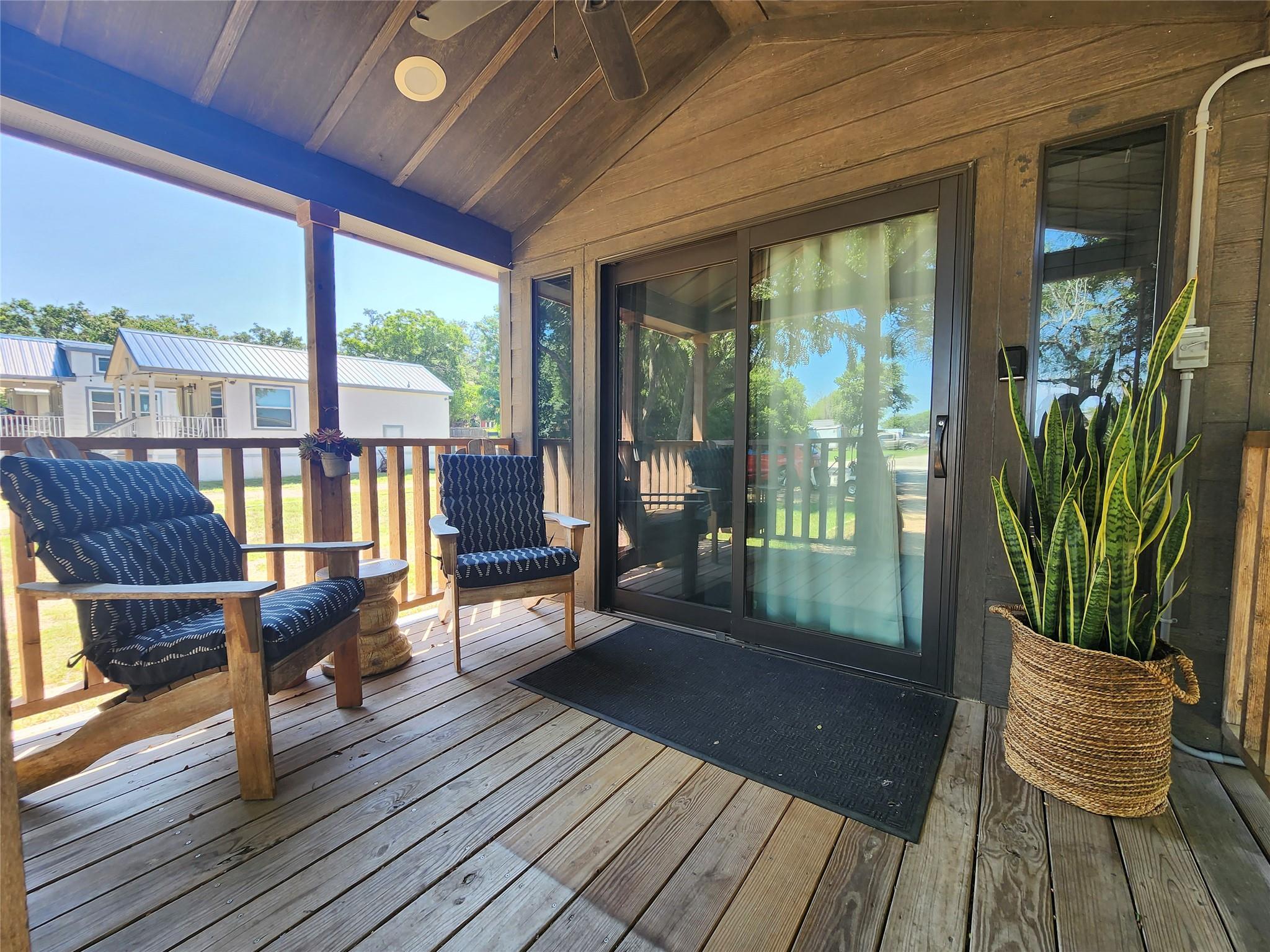 300 Park Ave, Staples, TX 78670