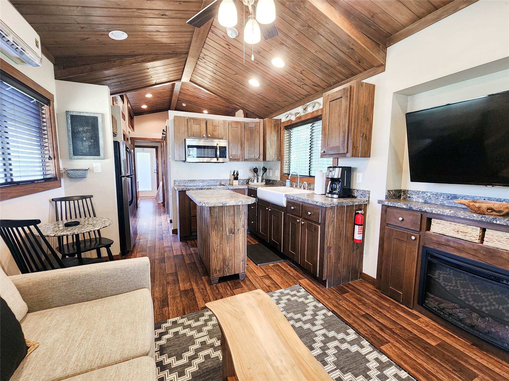 300 Park Ave, Staples, TX 78670