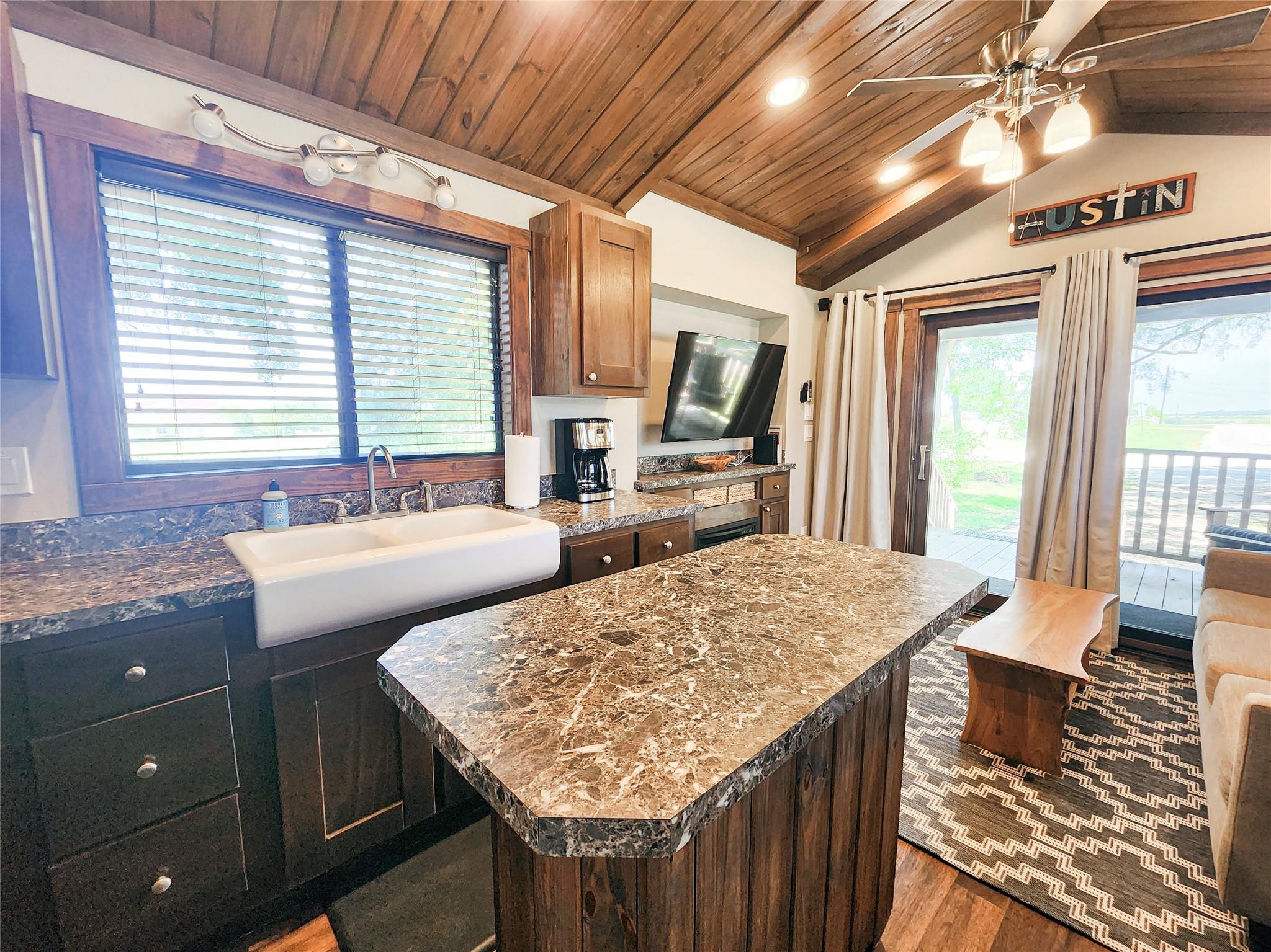 300 Park Ave, Staples, TX 78670