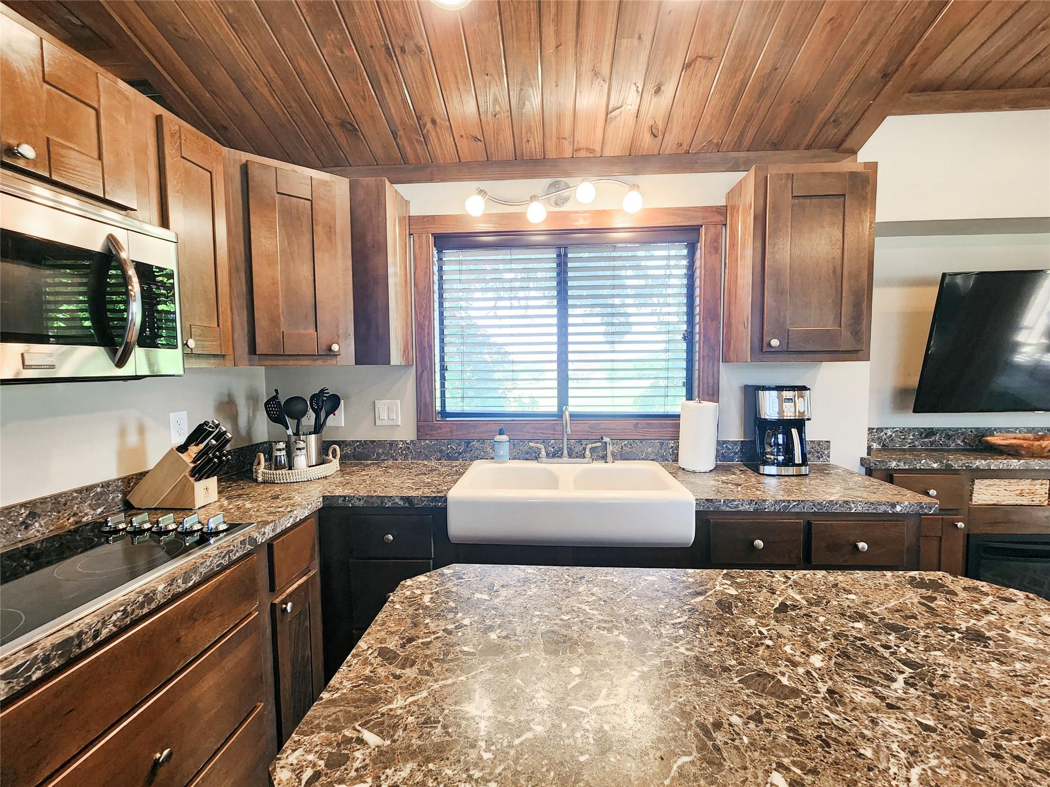 300 Park Ave, Staples, TX 78670