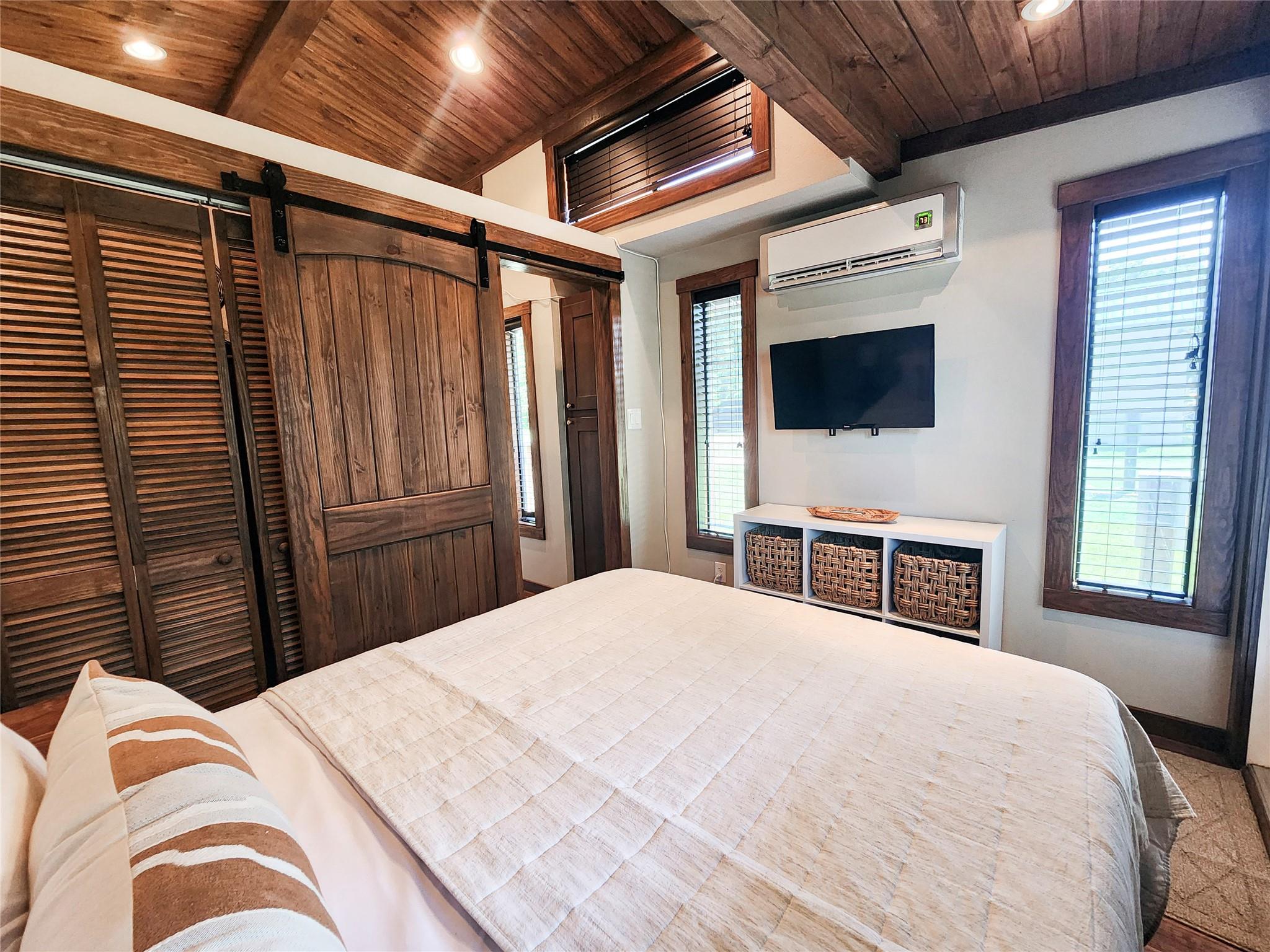 300 Park Ave, Staples, TX 78670