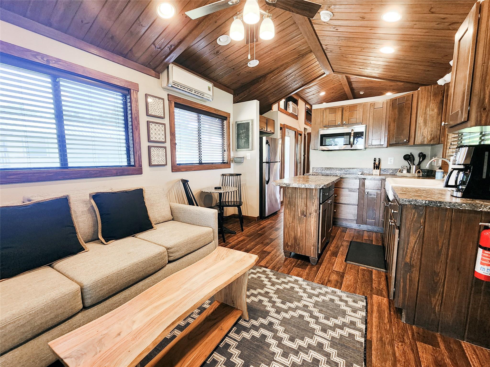 300 Park Ave, Staples, TX 78670