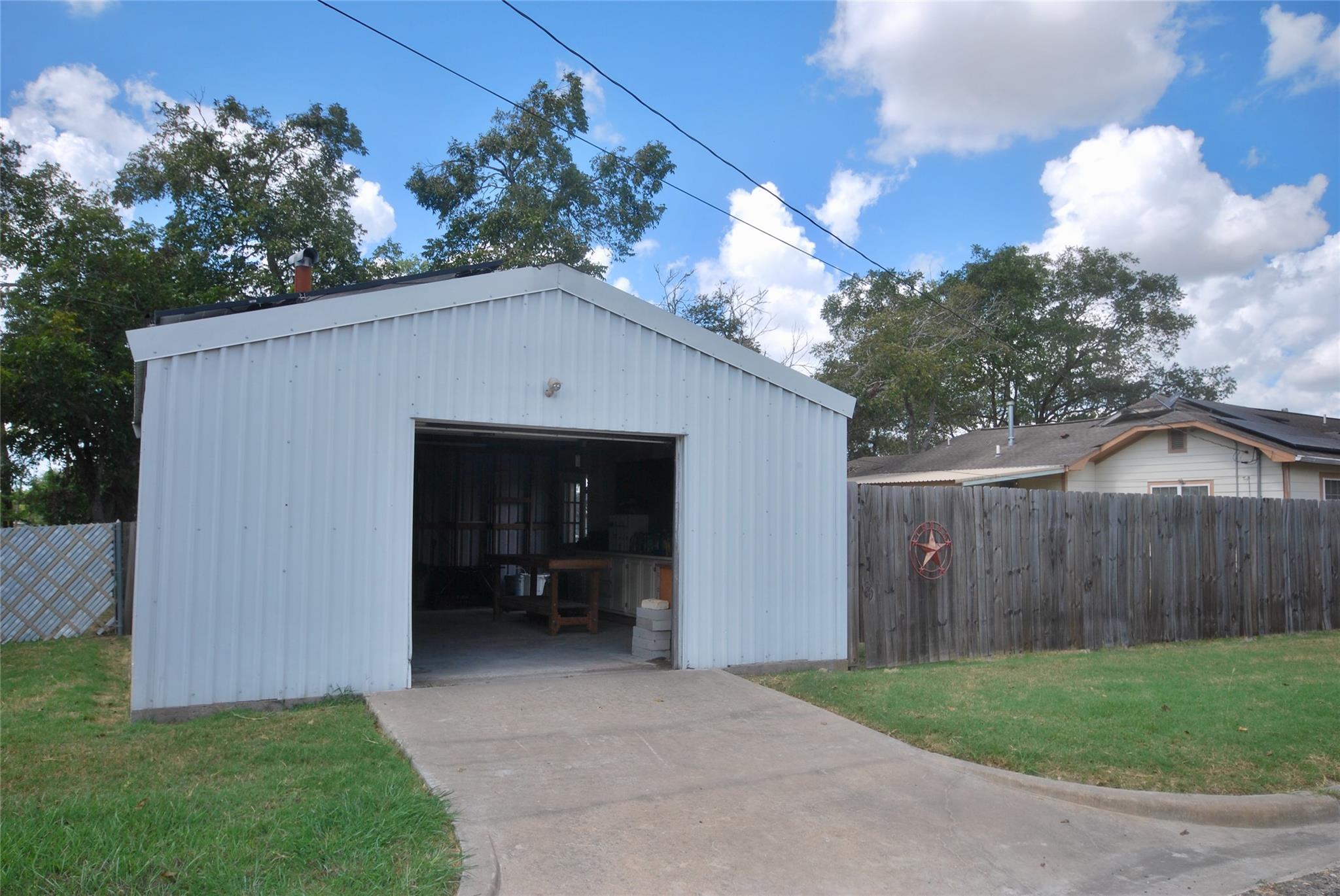 302 S Main St, Schulenburg, TX 78956