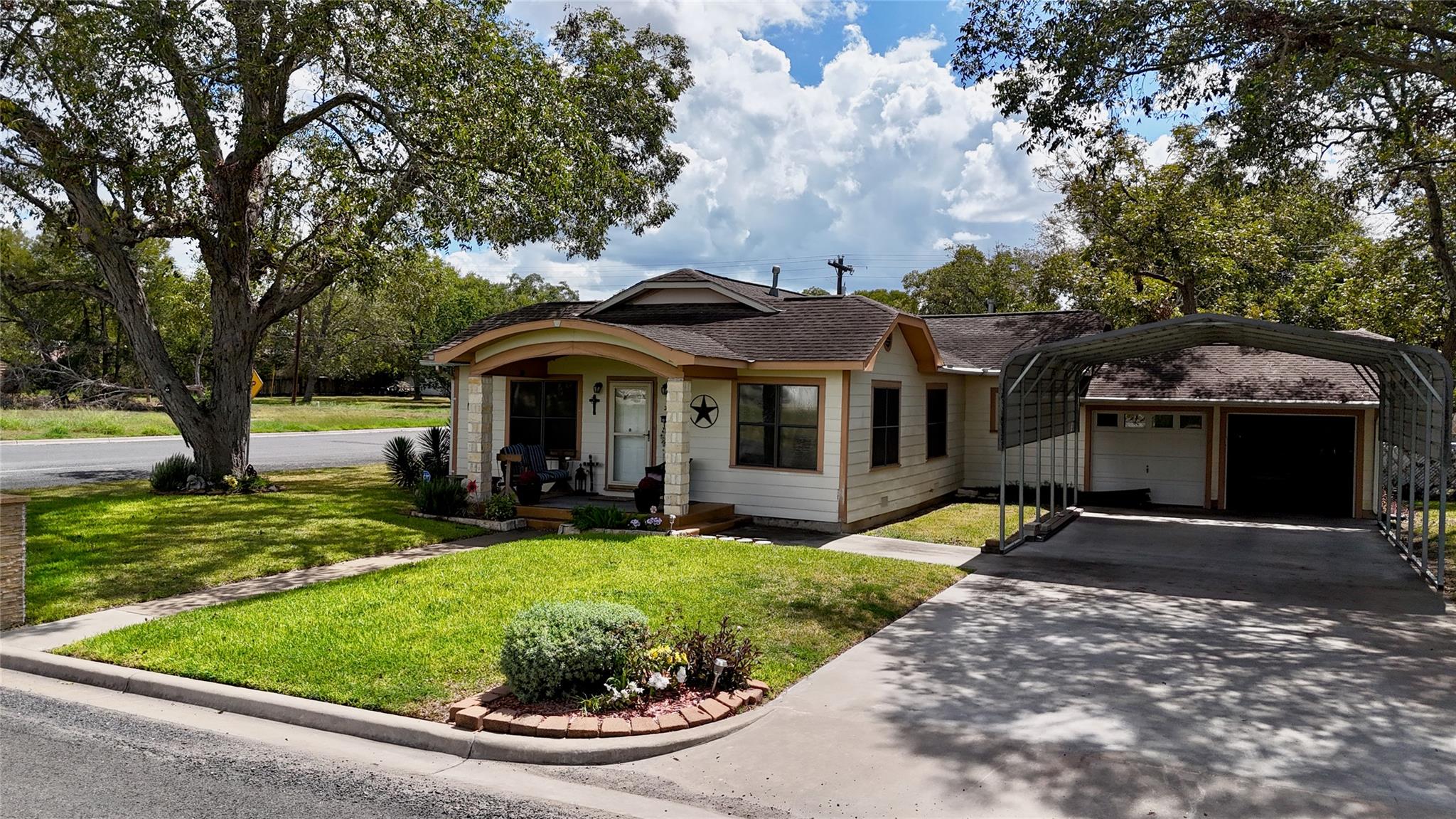 302 S Main St, Schulenburg, TX 78956