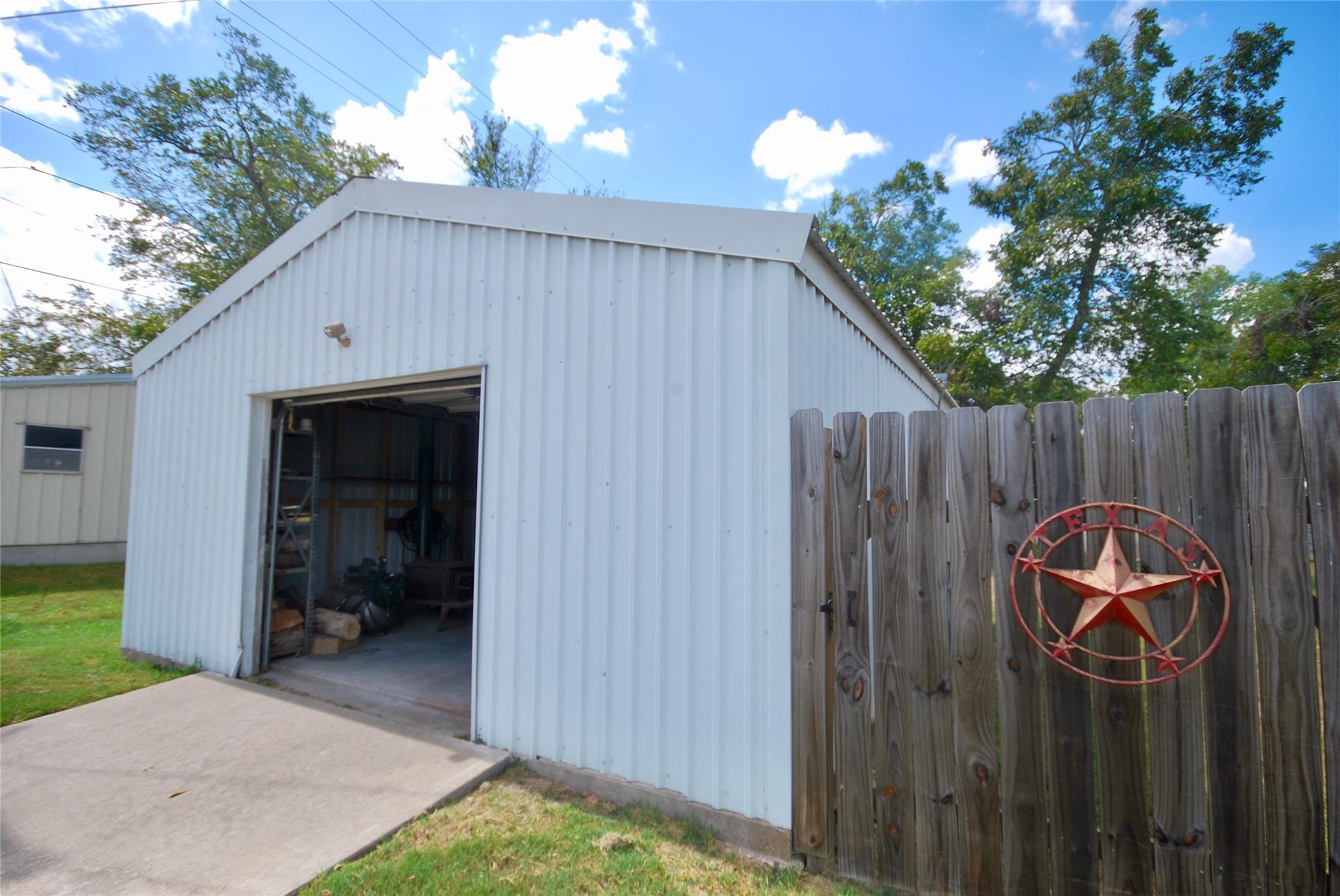 302 S Main St, Schulenburg, TX 78956
