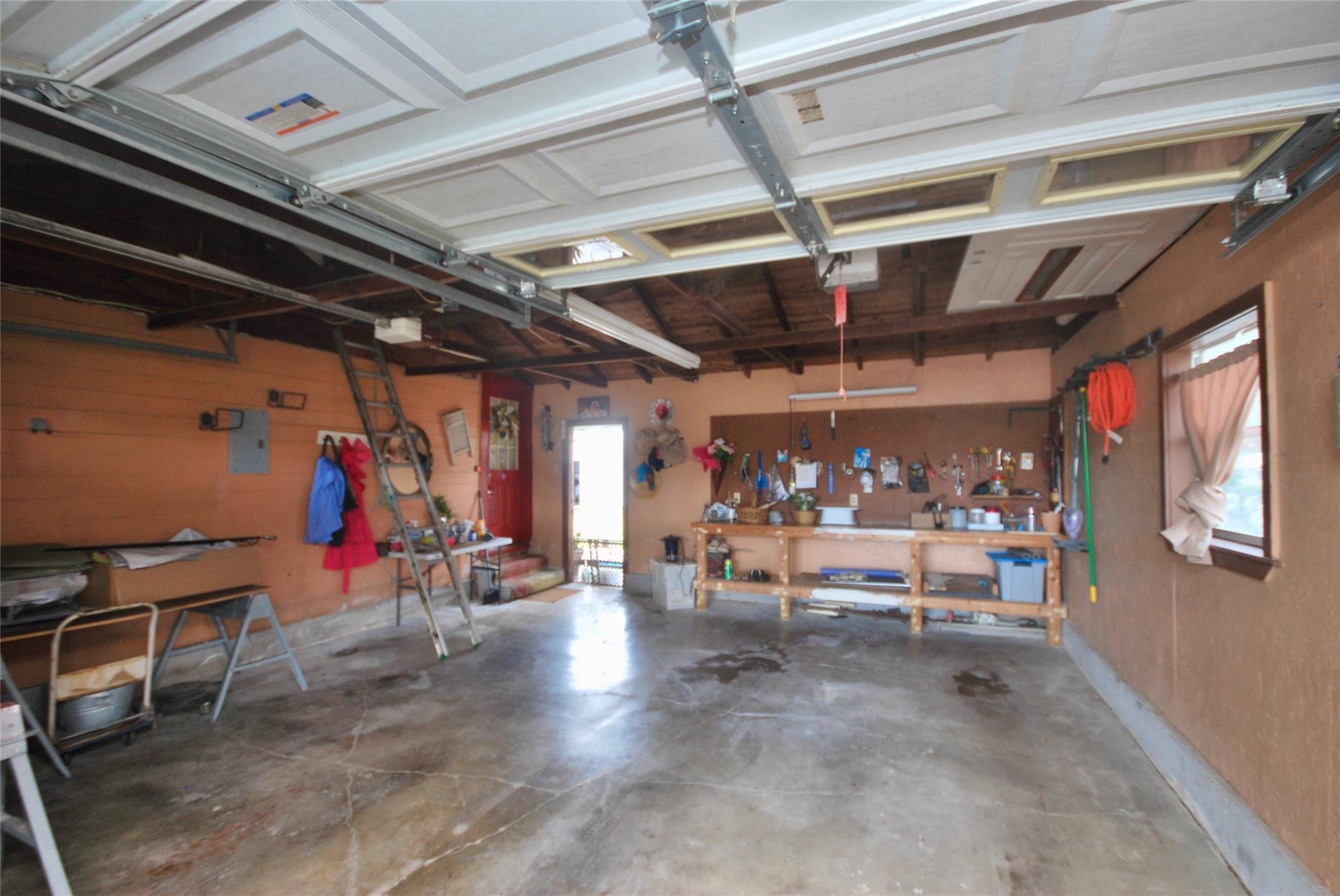 302 S Main St, Schulenburg, TX 78956