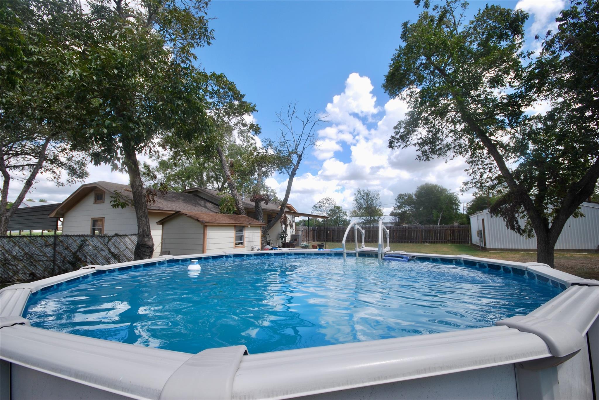 302 S Main St, Schulenburg, TX 78956