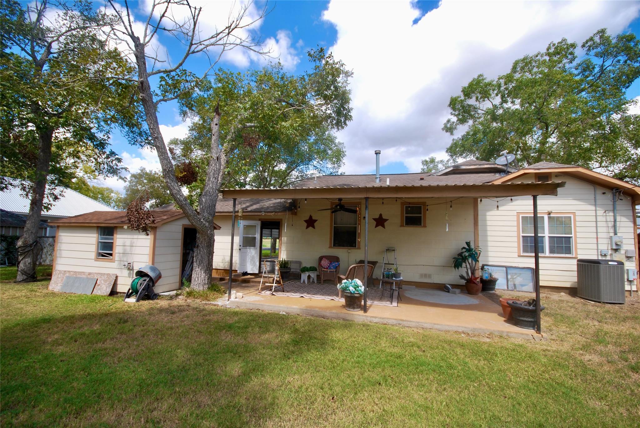 302 S Main St, Schulenburg, TX 78956