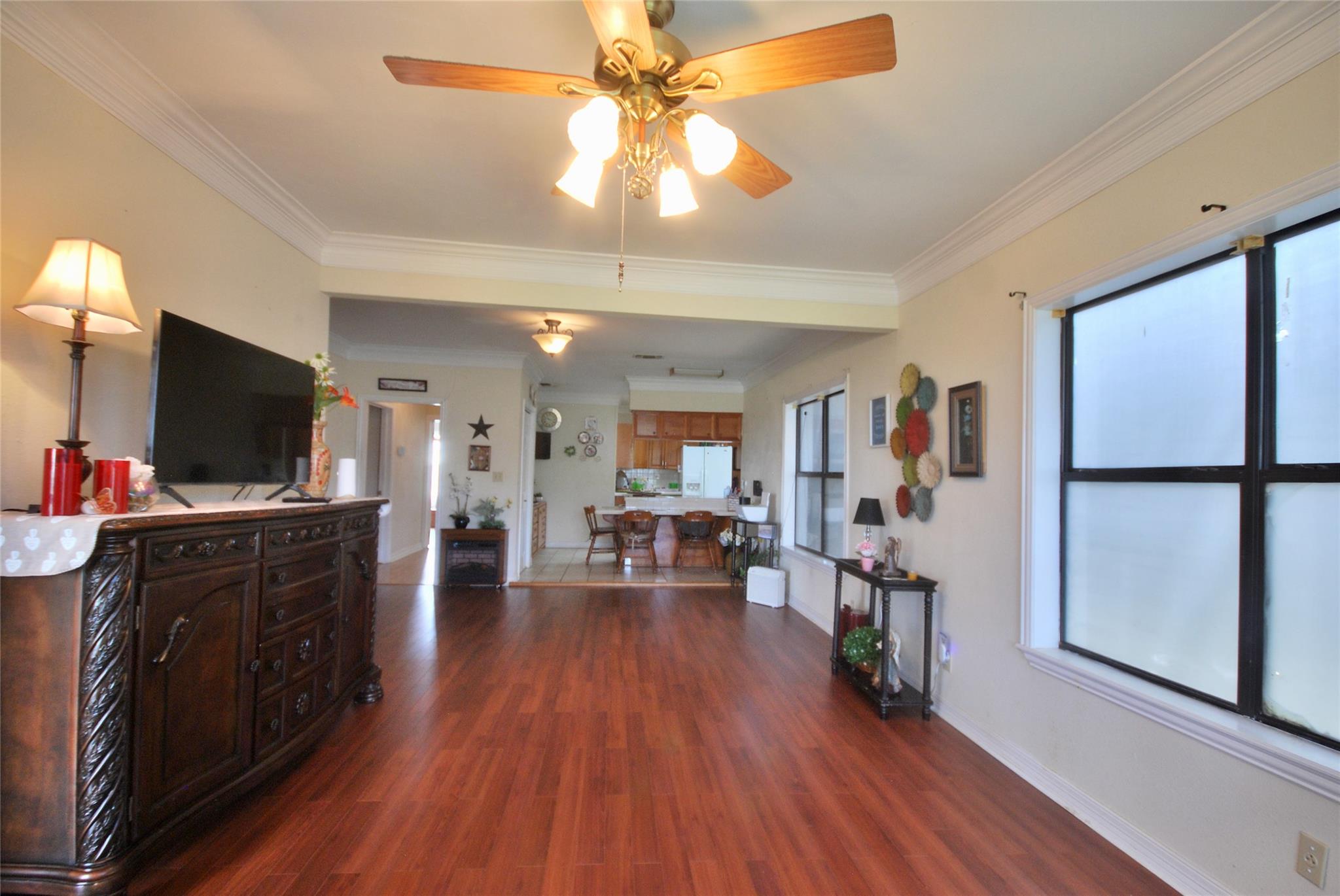 302 S Main St, Schulenburg, TX 78956