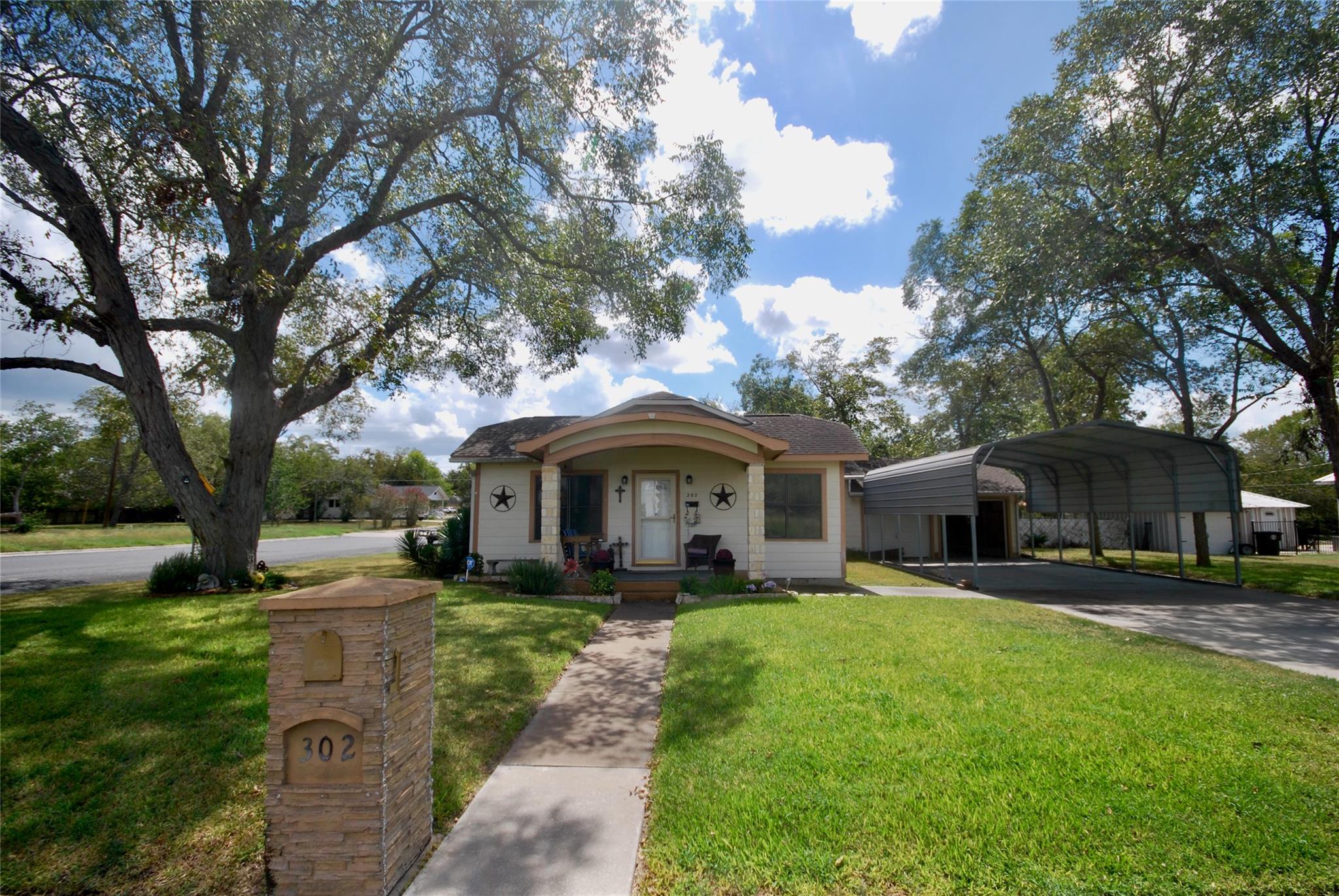 302 S Main St, Schulenburg, TX 78956