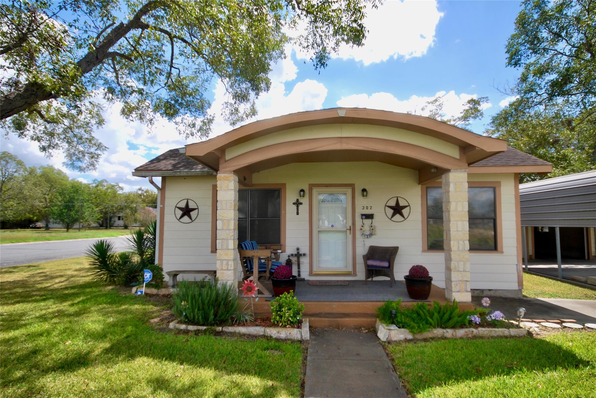 302 S Main St, Schulenburg, TX 78956