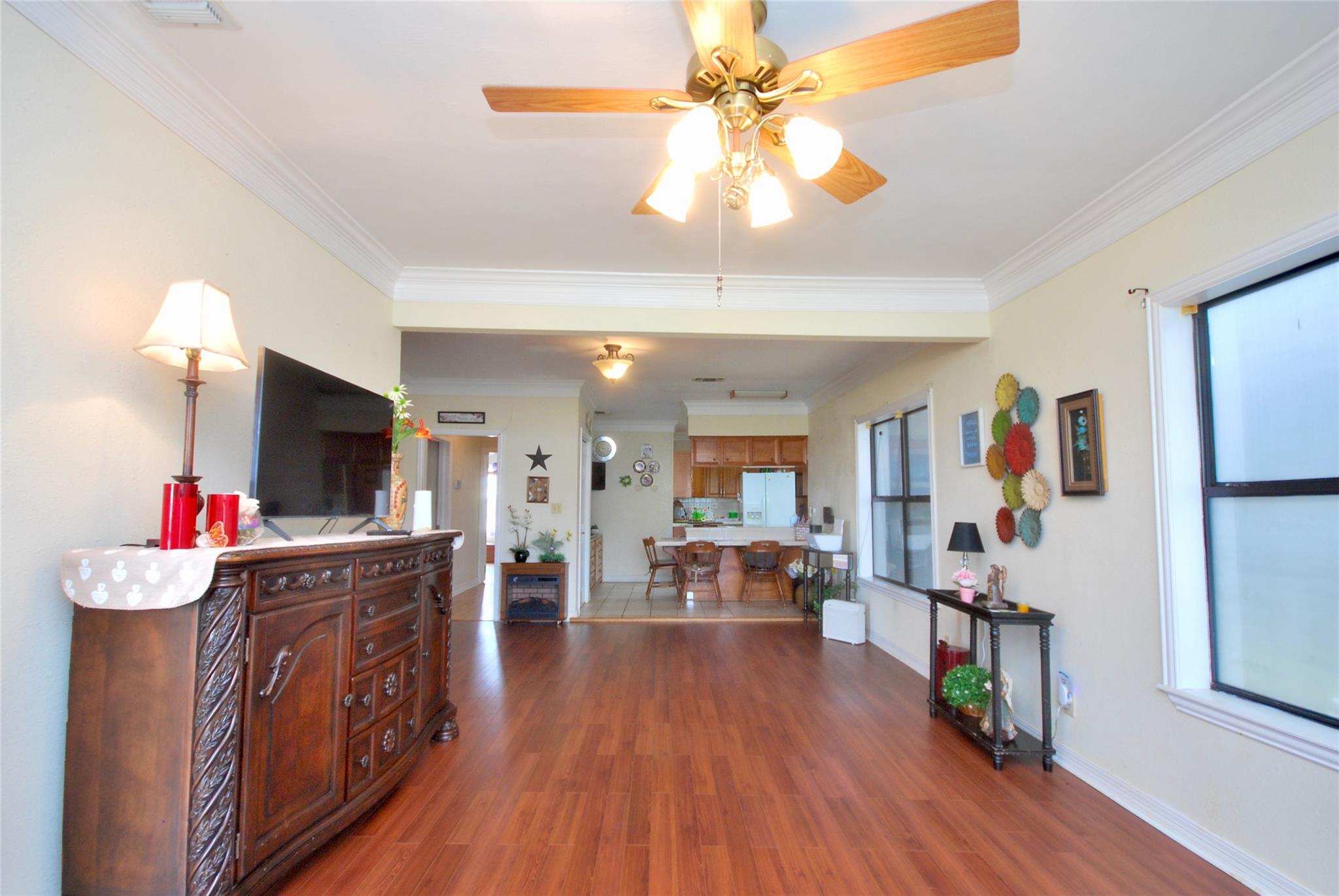 302 S Main St, Schulenburg, TX 78956