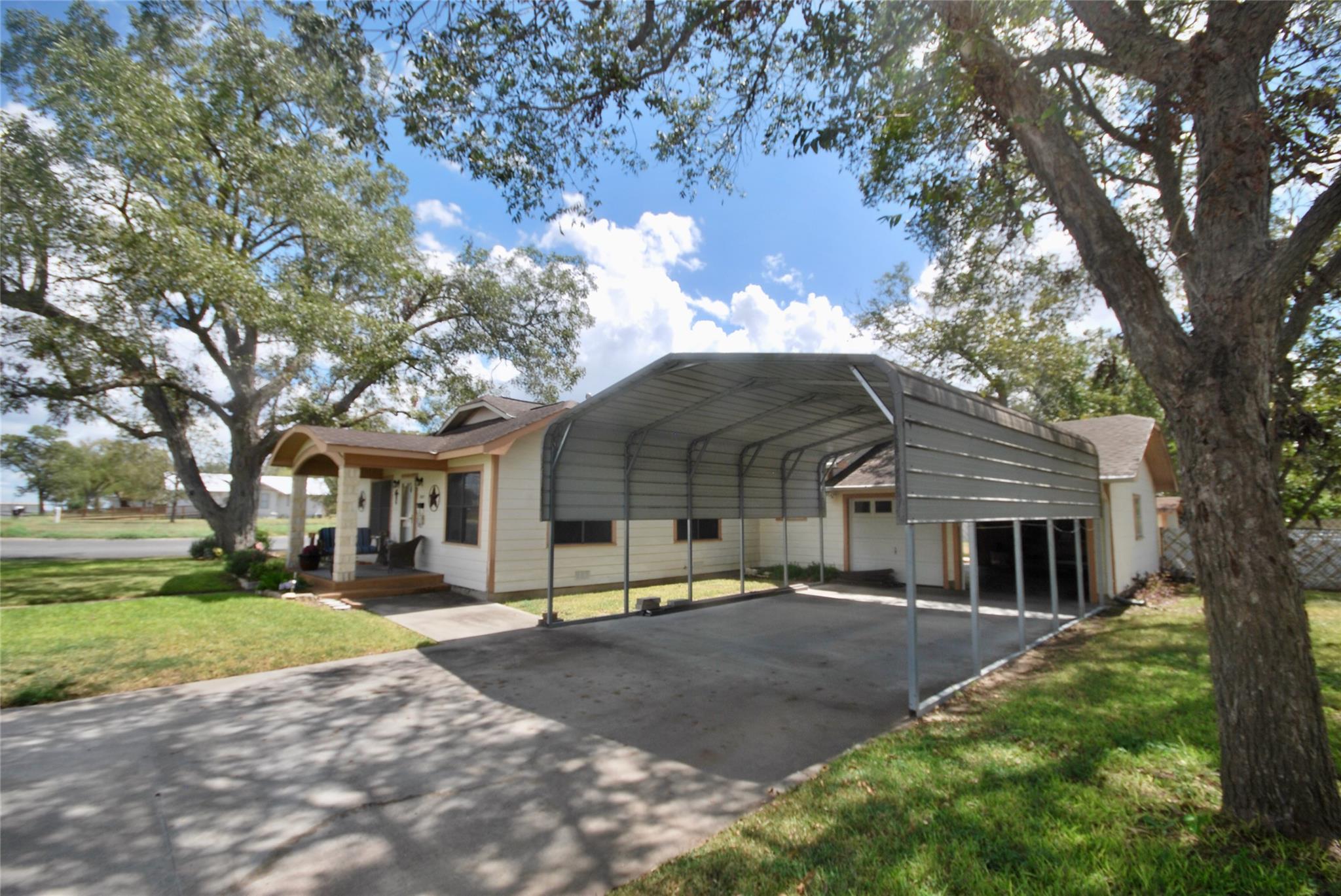 302 S Main St, Schulenburg, TX 78956