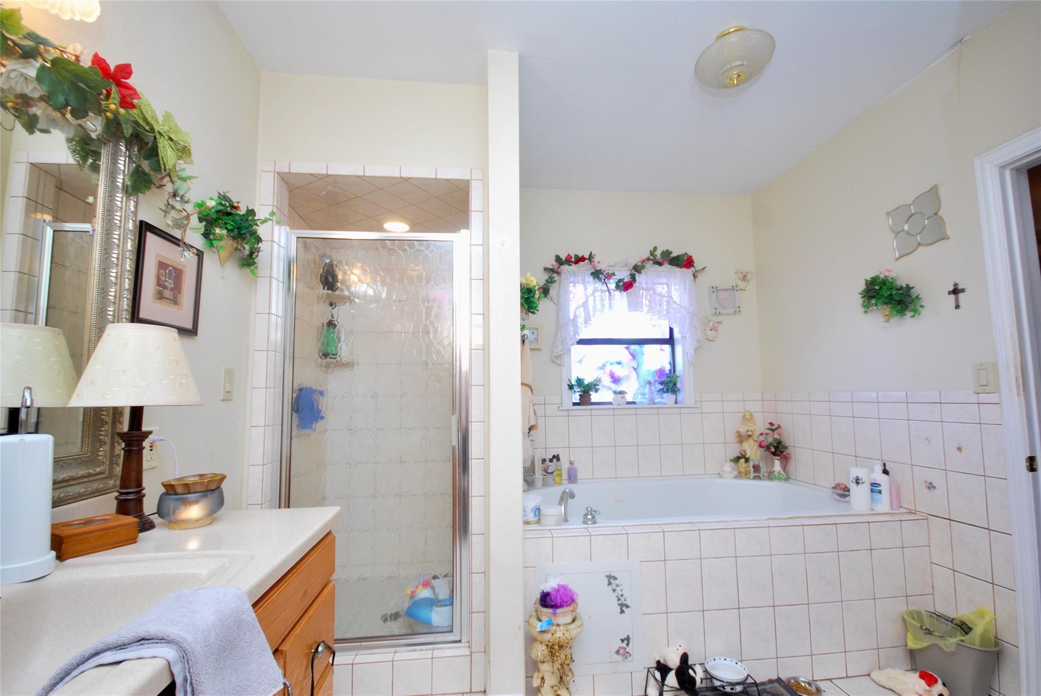 302 S Main St, Schulenburg, TX 78956