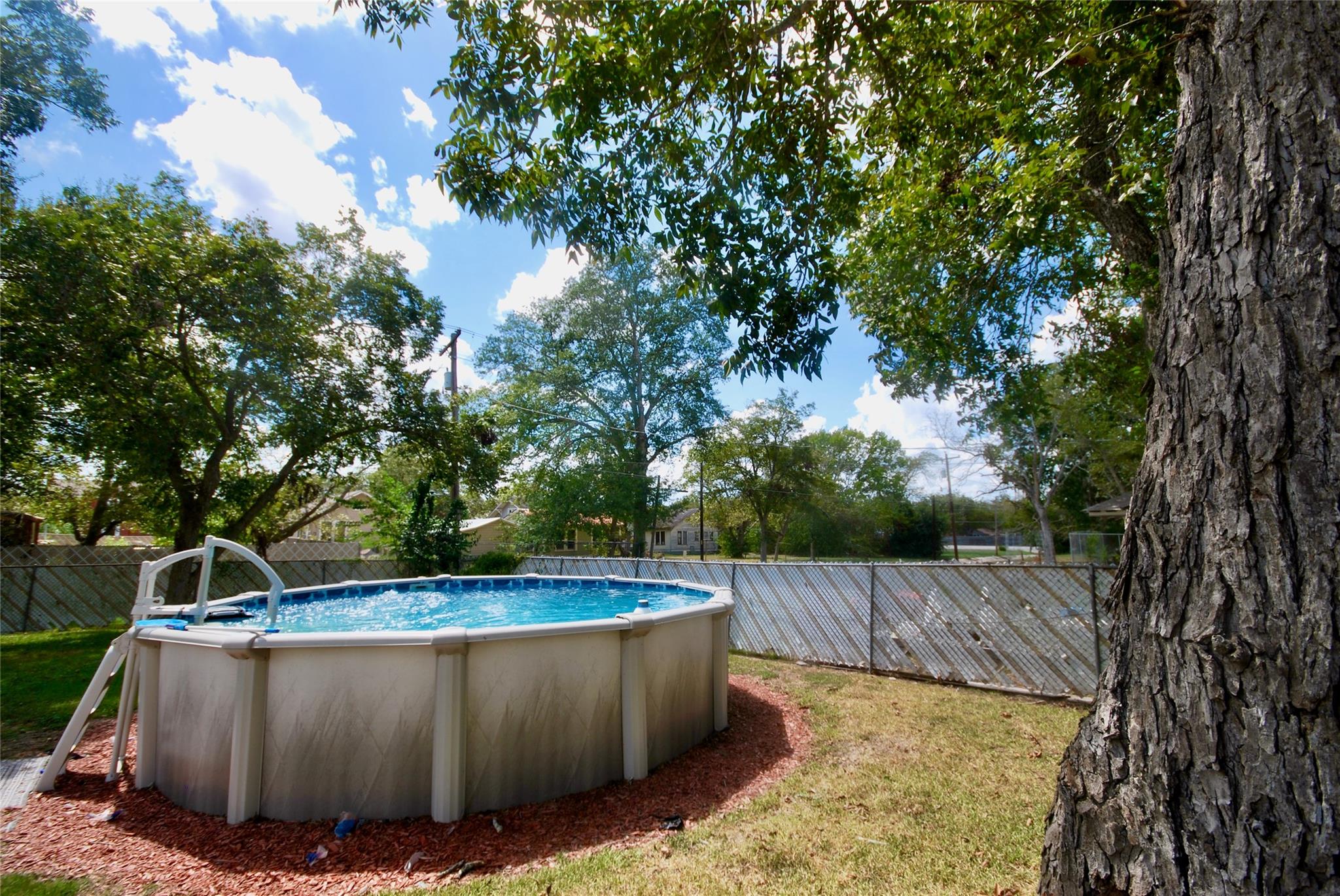 302 S Main St, Schulenburg, TX 78956