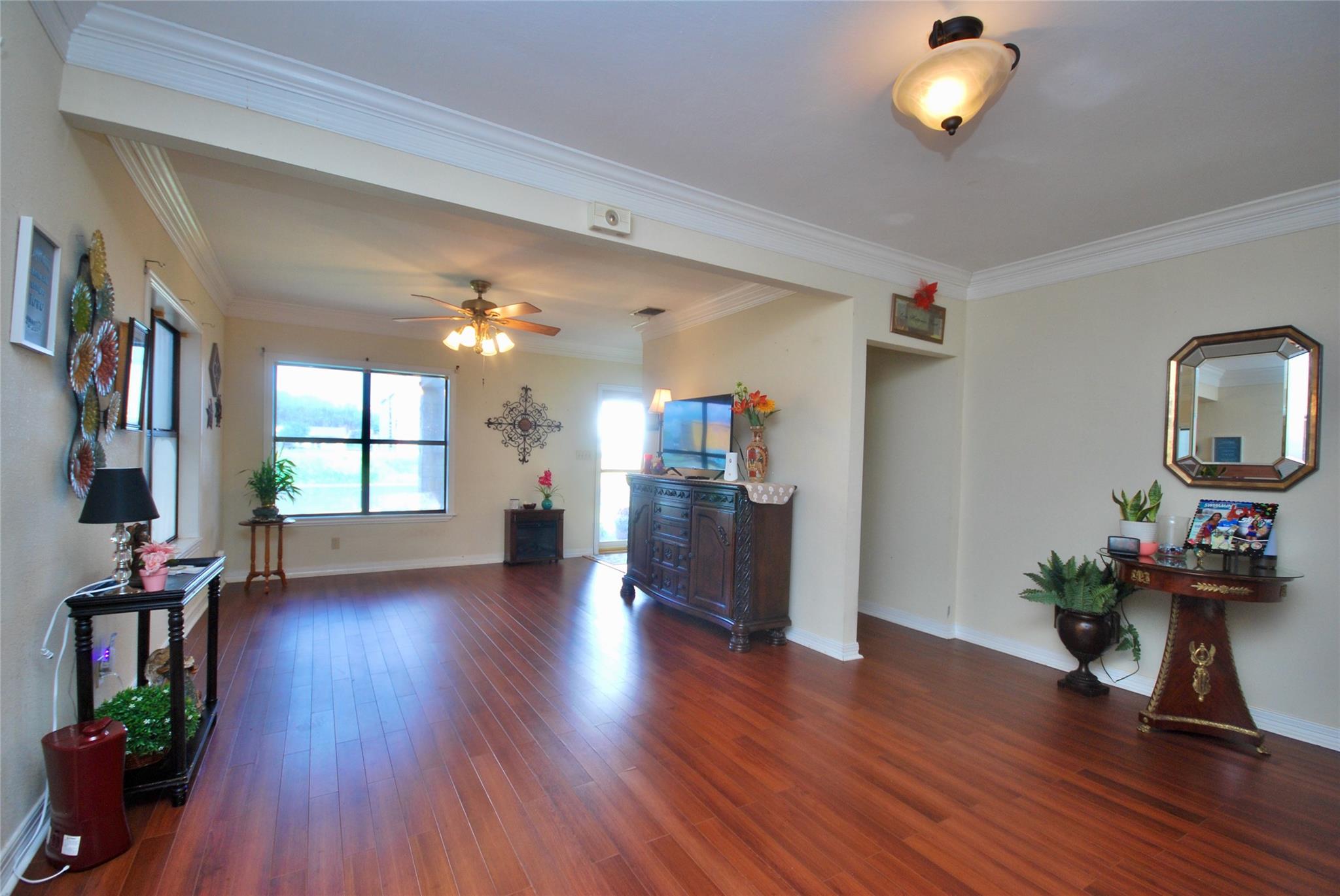 302 S Main St, Schulenburg, TX 78956