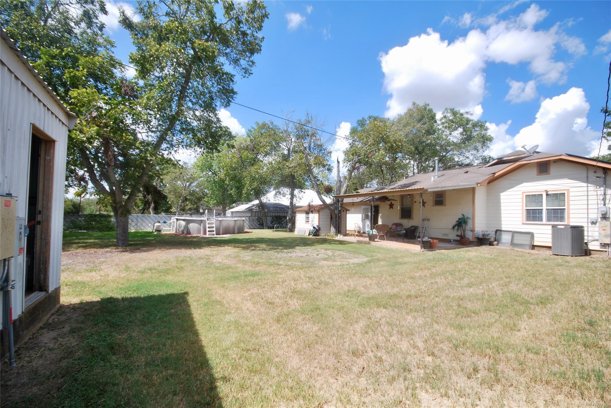 302 S Main St, Schulenburg, TX 78956