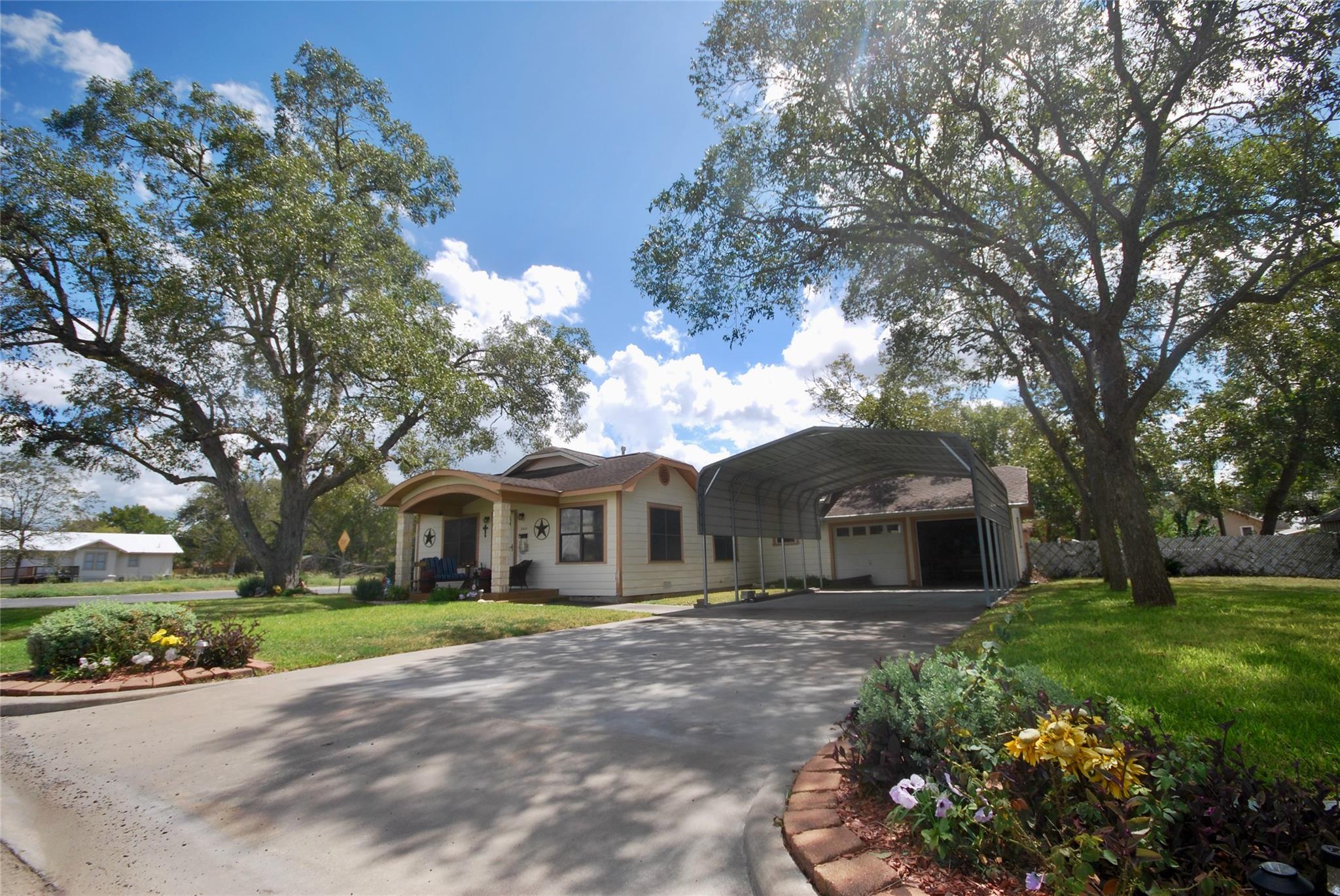 302 S Main St, Schulenburg, TX 78956