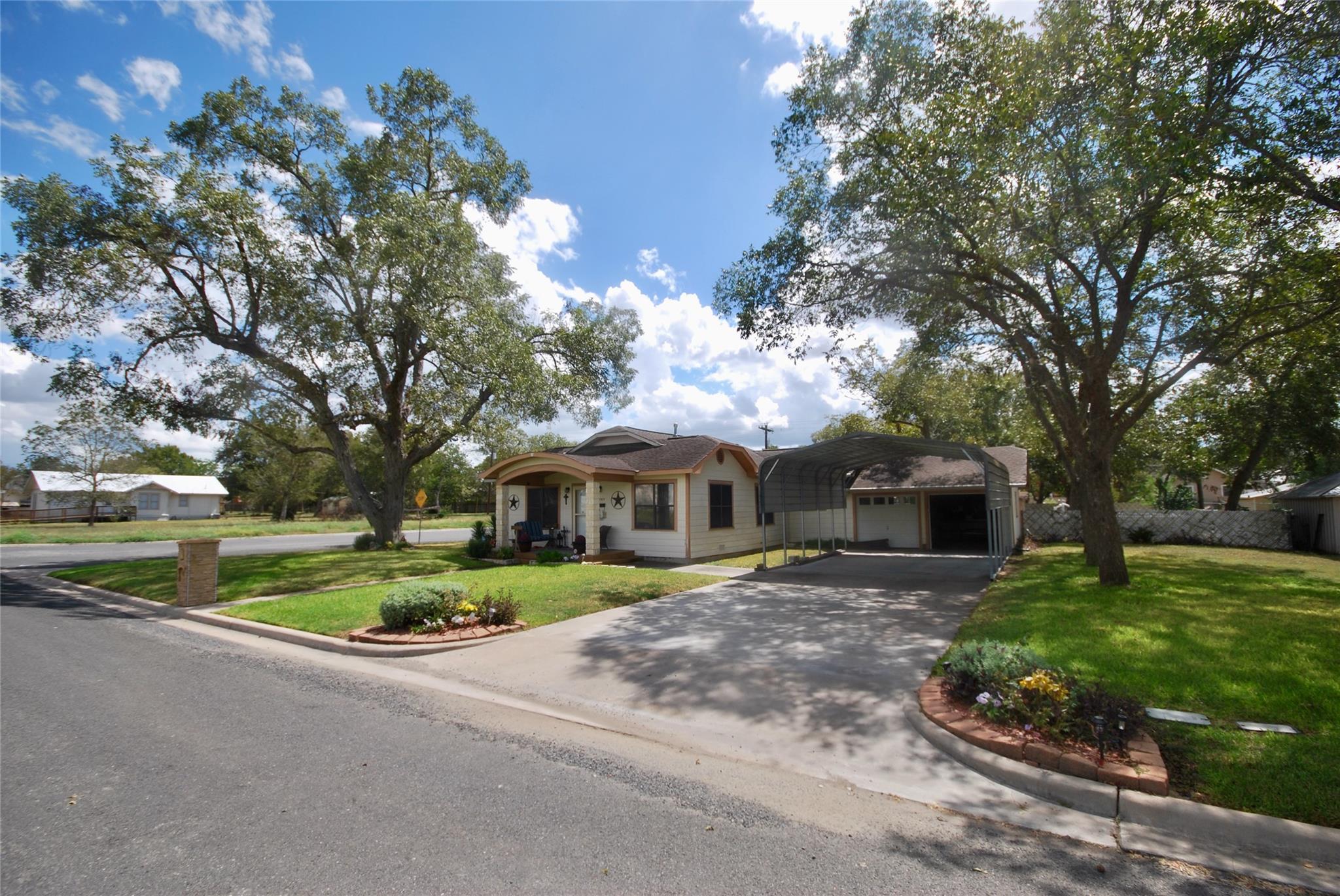 302 S Main St, Schulenburg, TX 78956