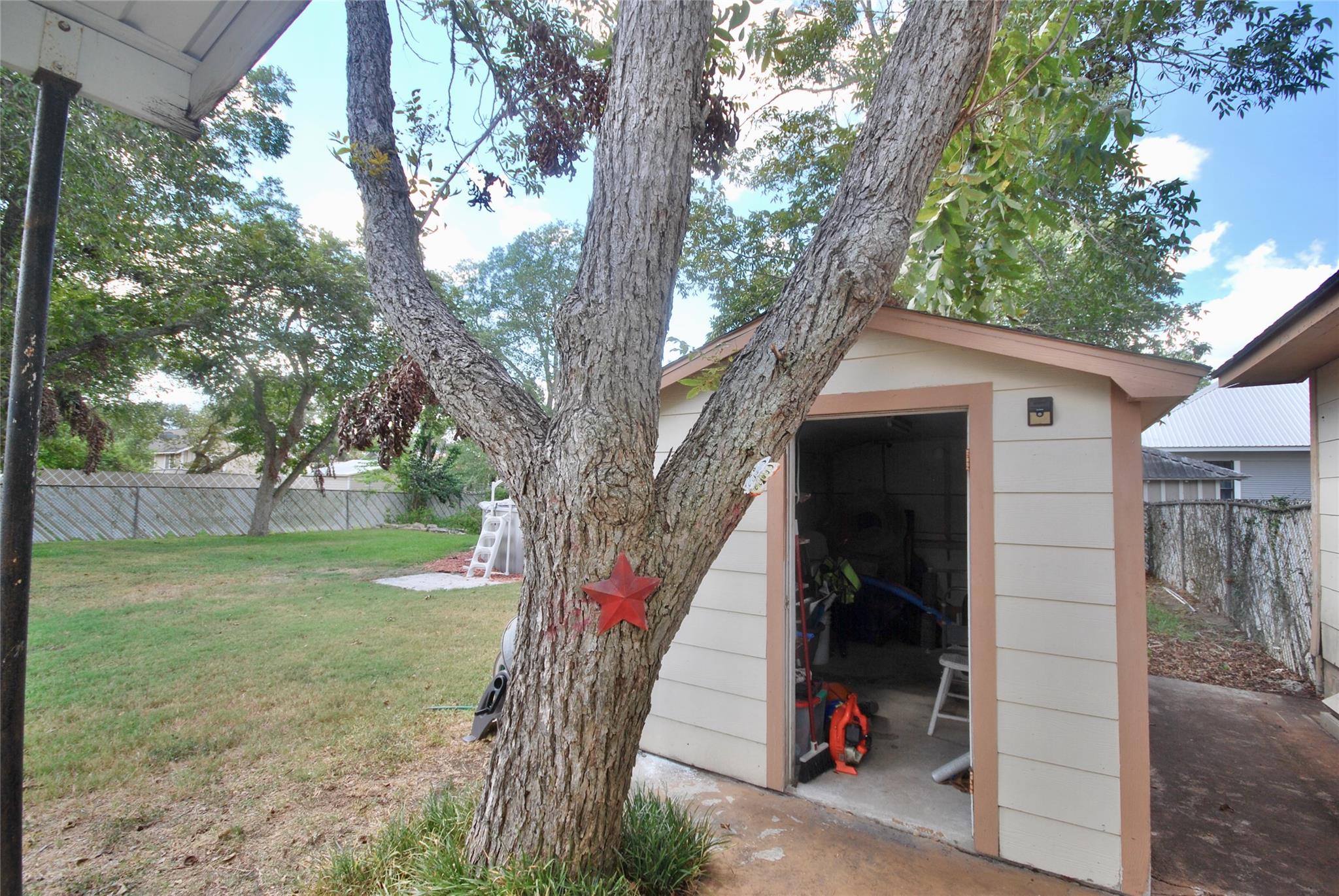 302 S Main St, Schulenburg, TX 78956