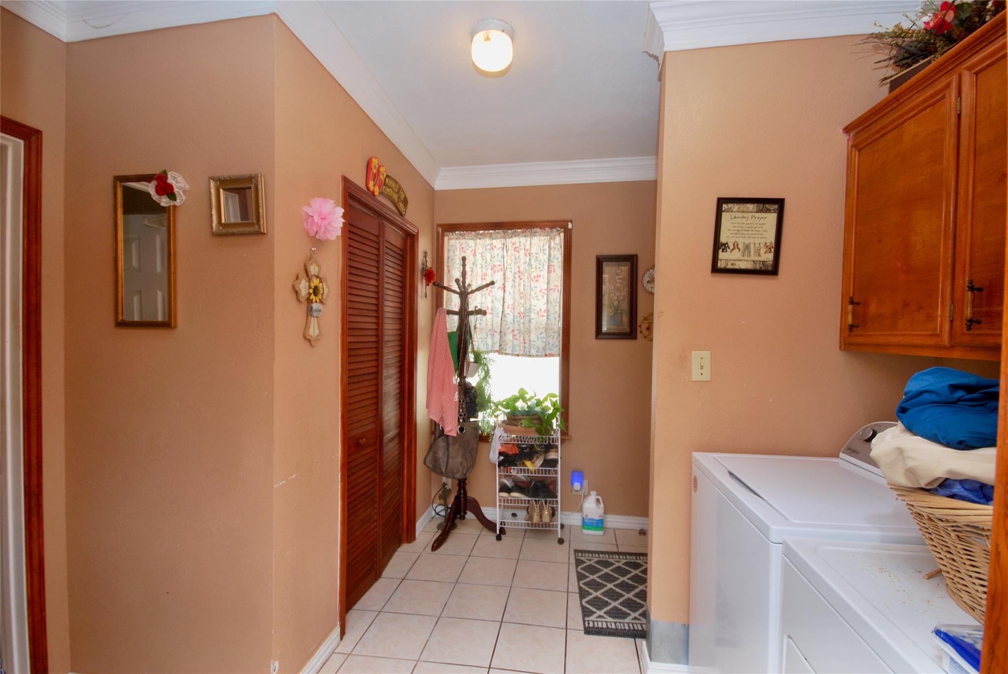 302 S Main St, Schulenburg, TX 78956