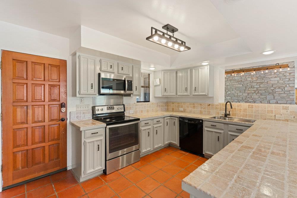 789 Barbara Dr, Canyon Lake, TX 78133